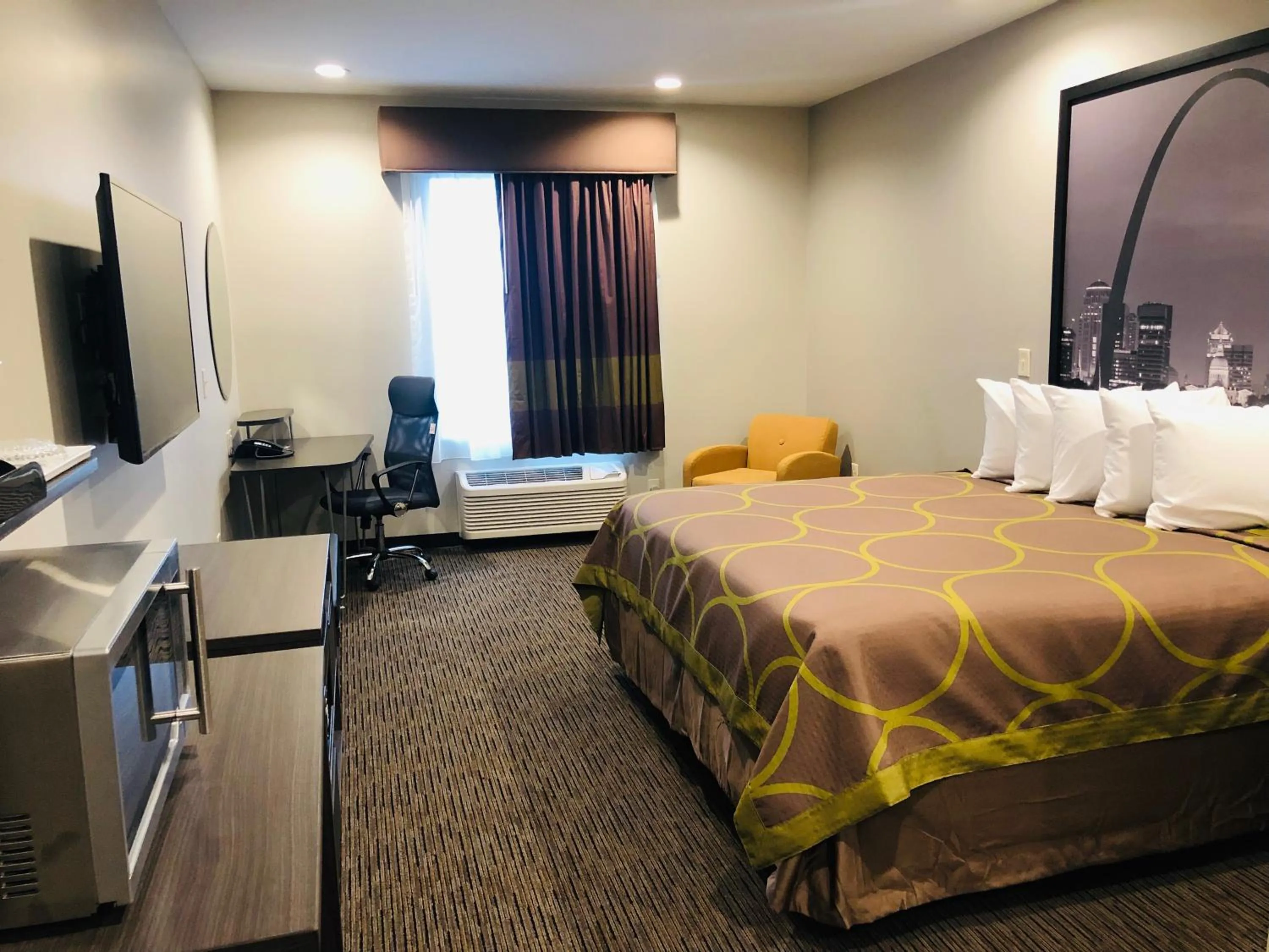 Photo of the whole room, Bed in Super 8 by Wyndham St. Louis North