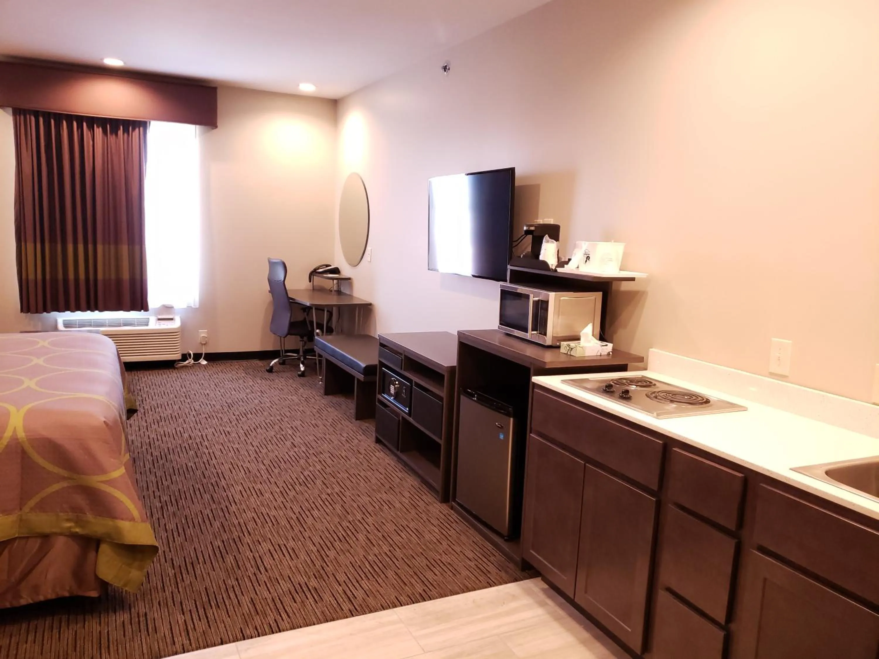 Photo of the whole room, Bed in Super 8 by Wyndham St. Louis North