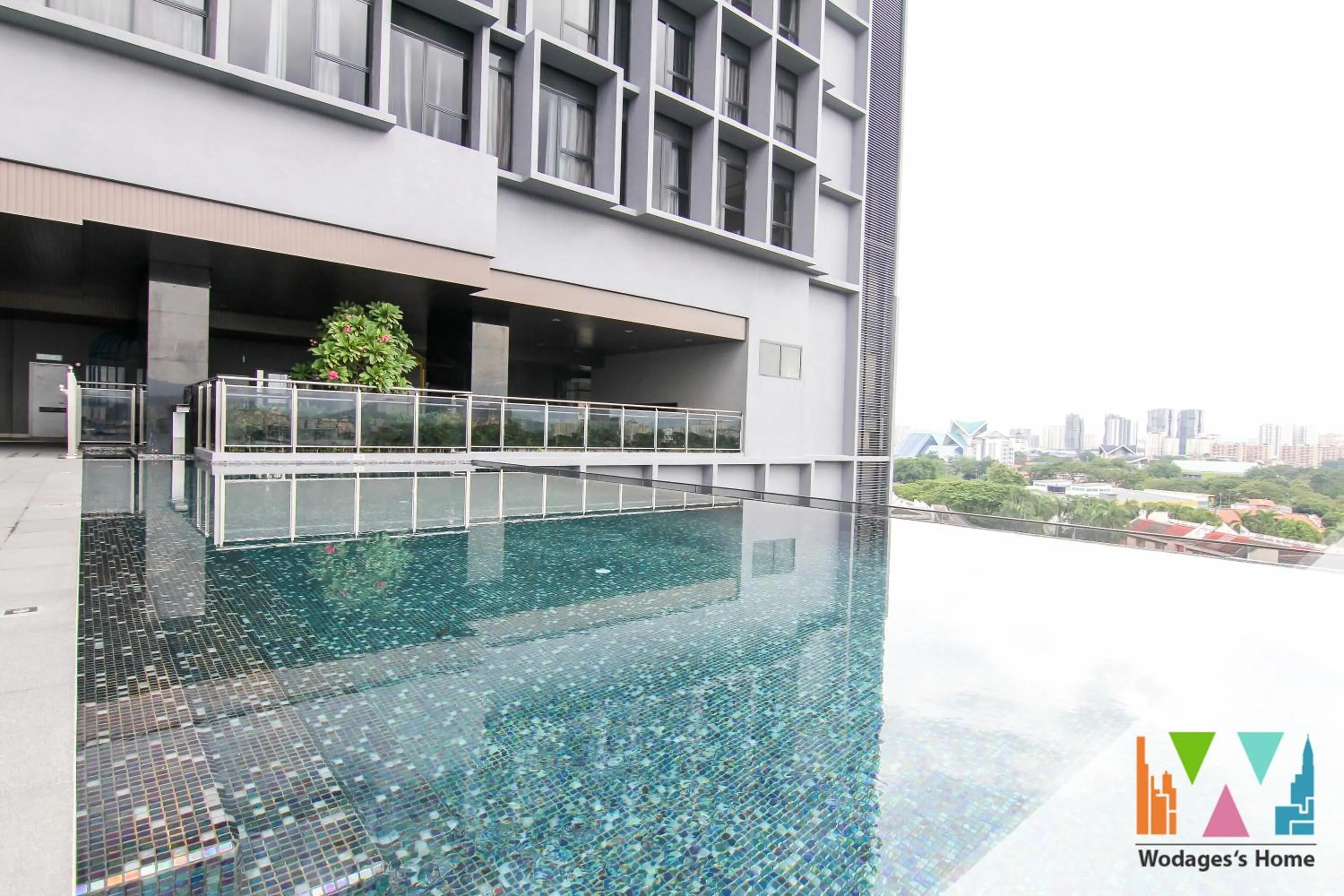 Swimming pool in Expressionz Suites, KLCC by Ozfun