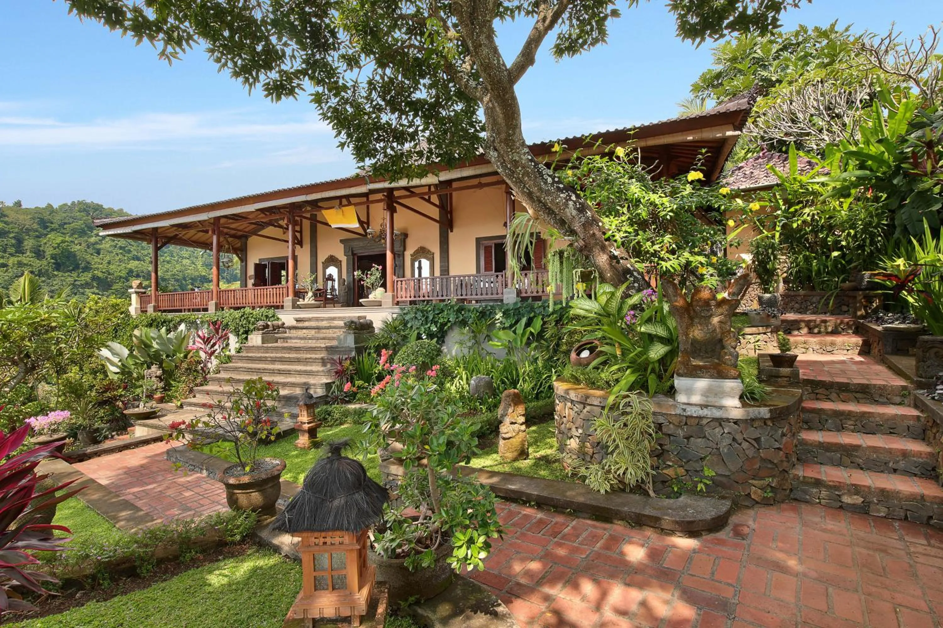 Property building in Villa Patria