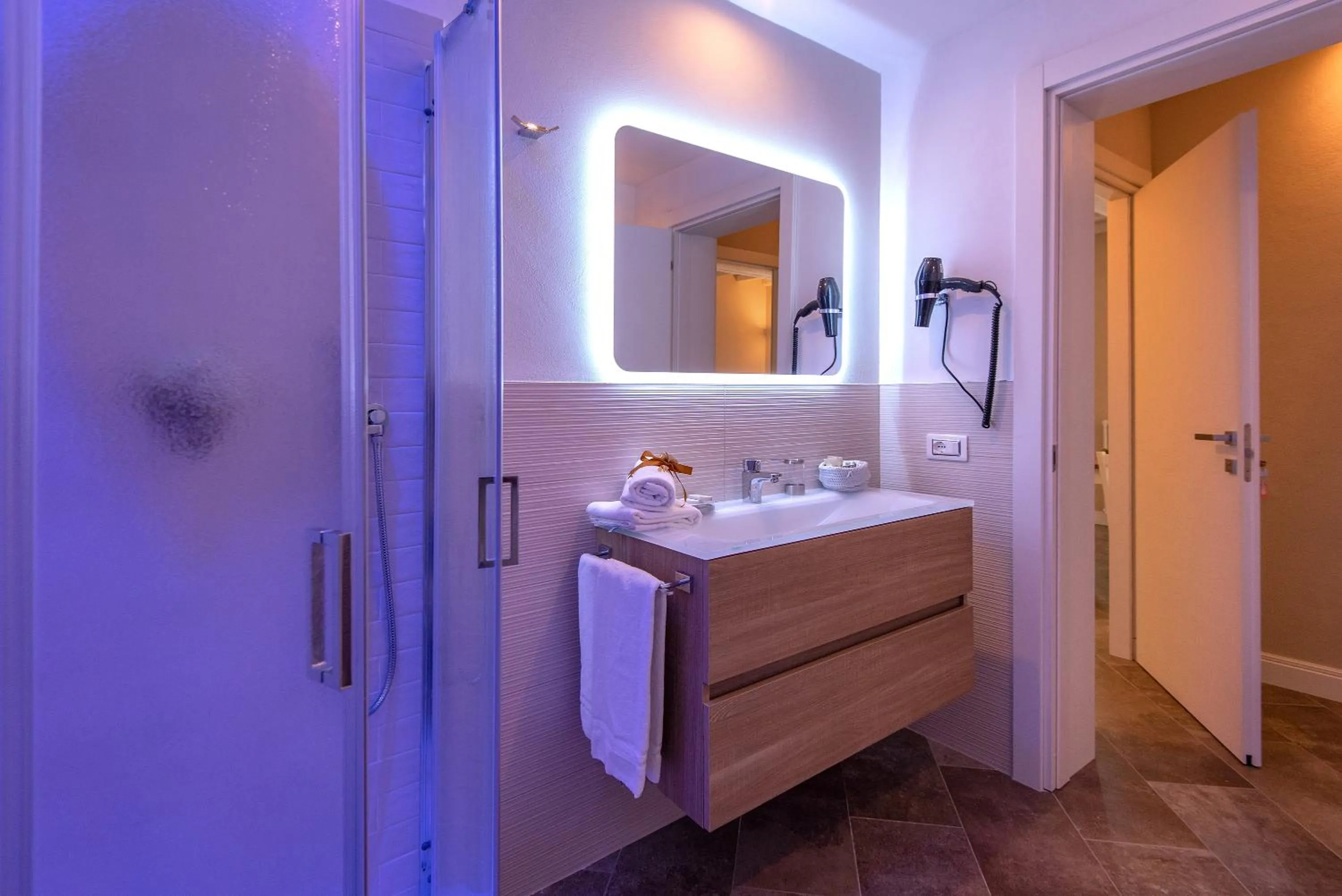Bathroom, Bed in Borgo di Villa Cellaia Resort & SPA