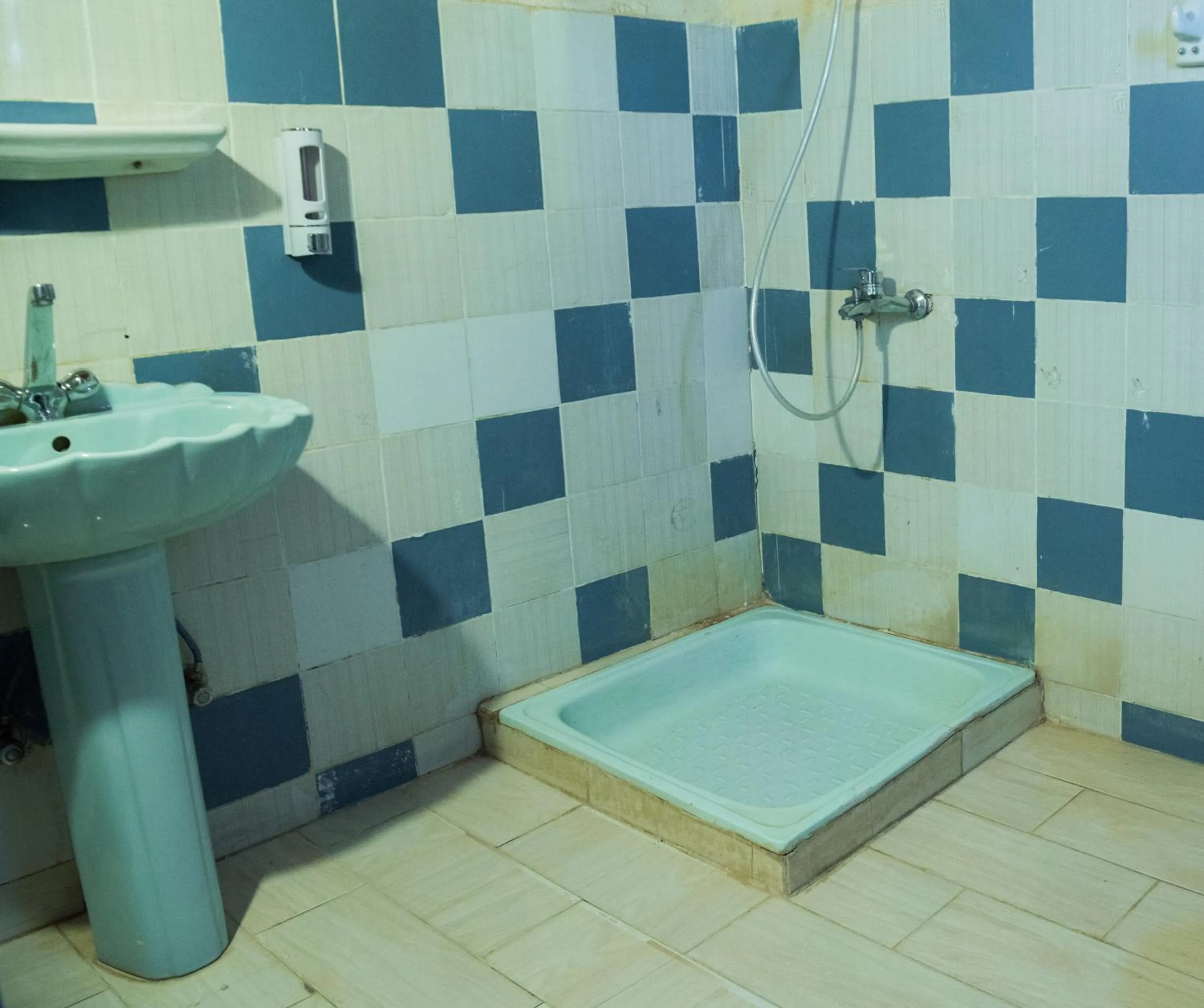 Shower in Zad El Mosafer Guest House