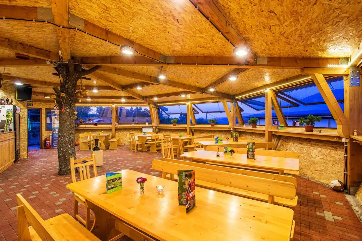 Restaurant/places to eat in Debeli Dab