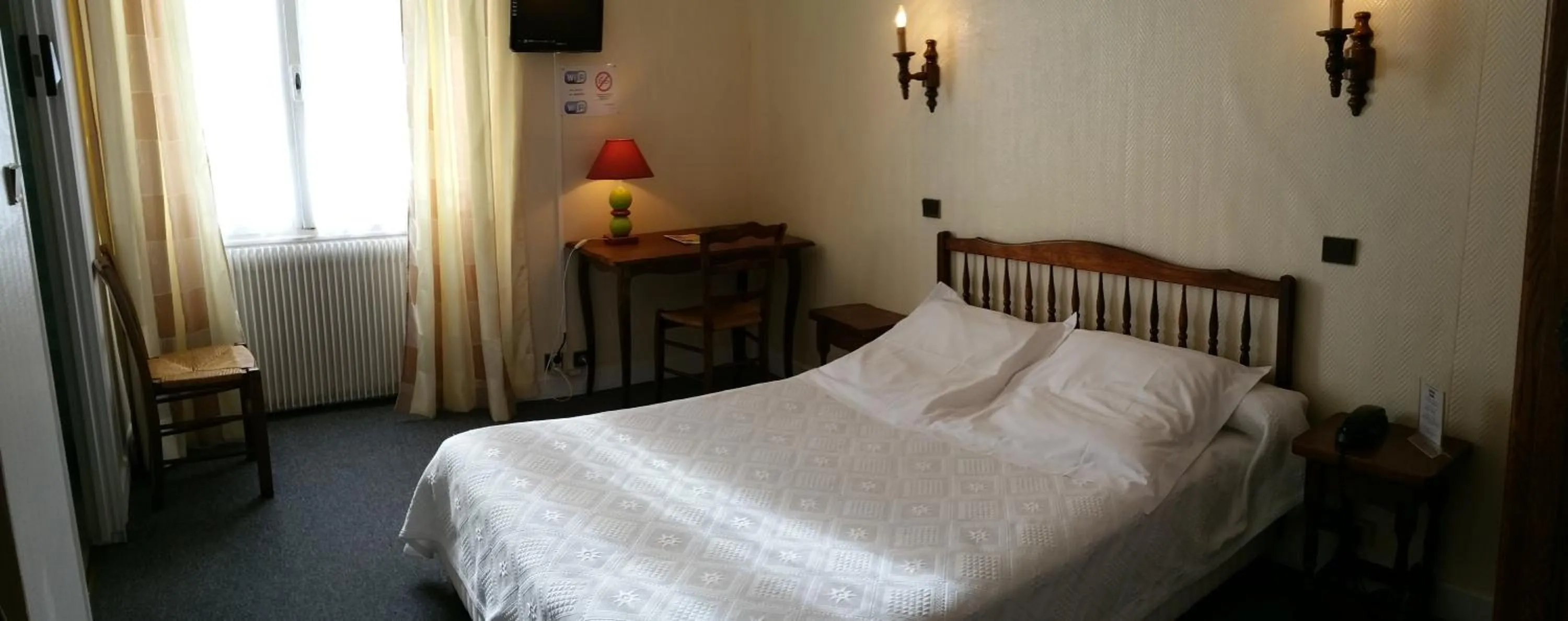 Day, Bed in Hotel A Notre Dame