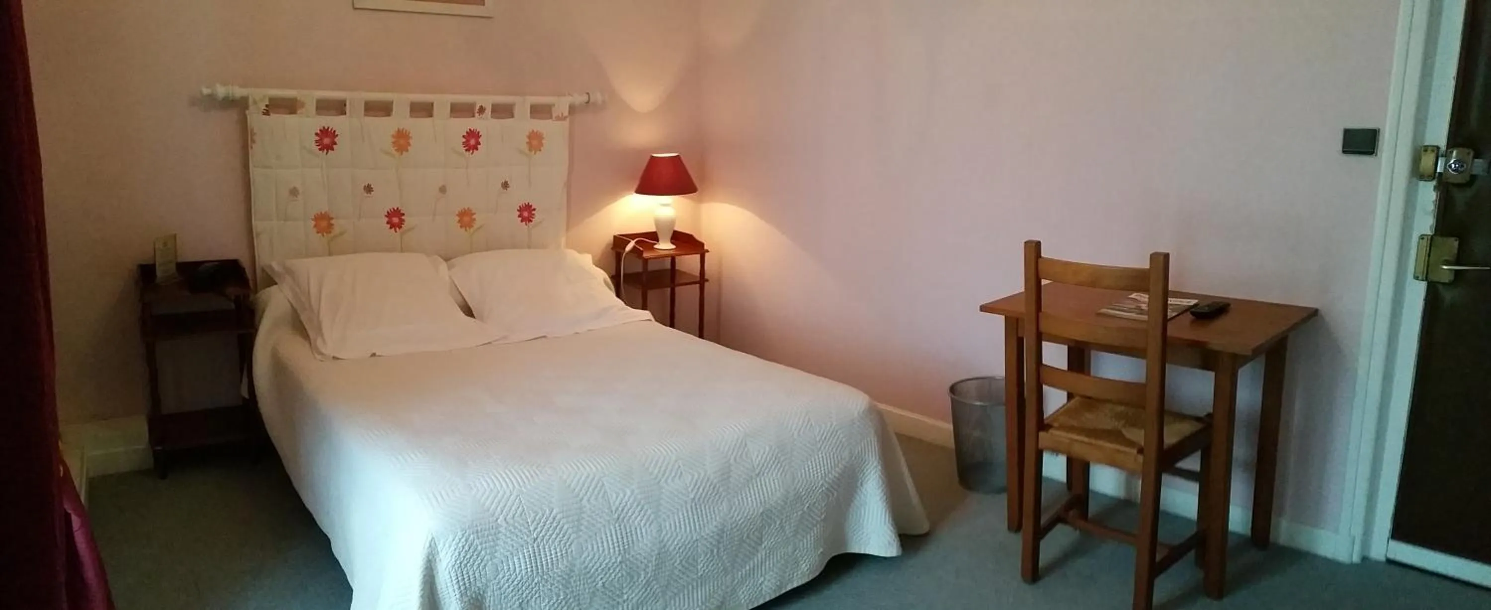 Photo of the whole room, Bed in Hotel A Notre Dame