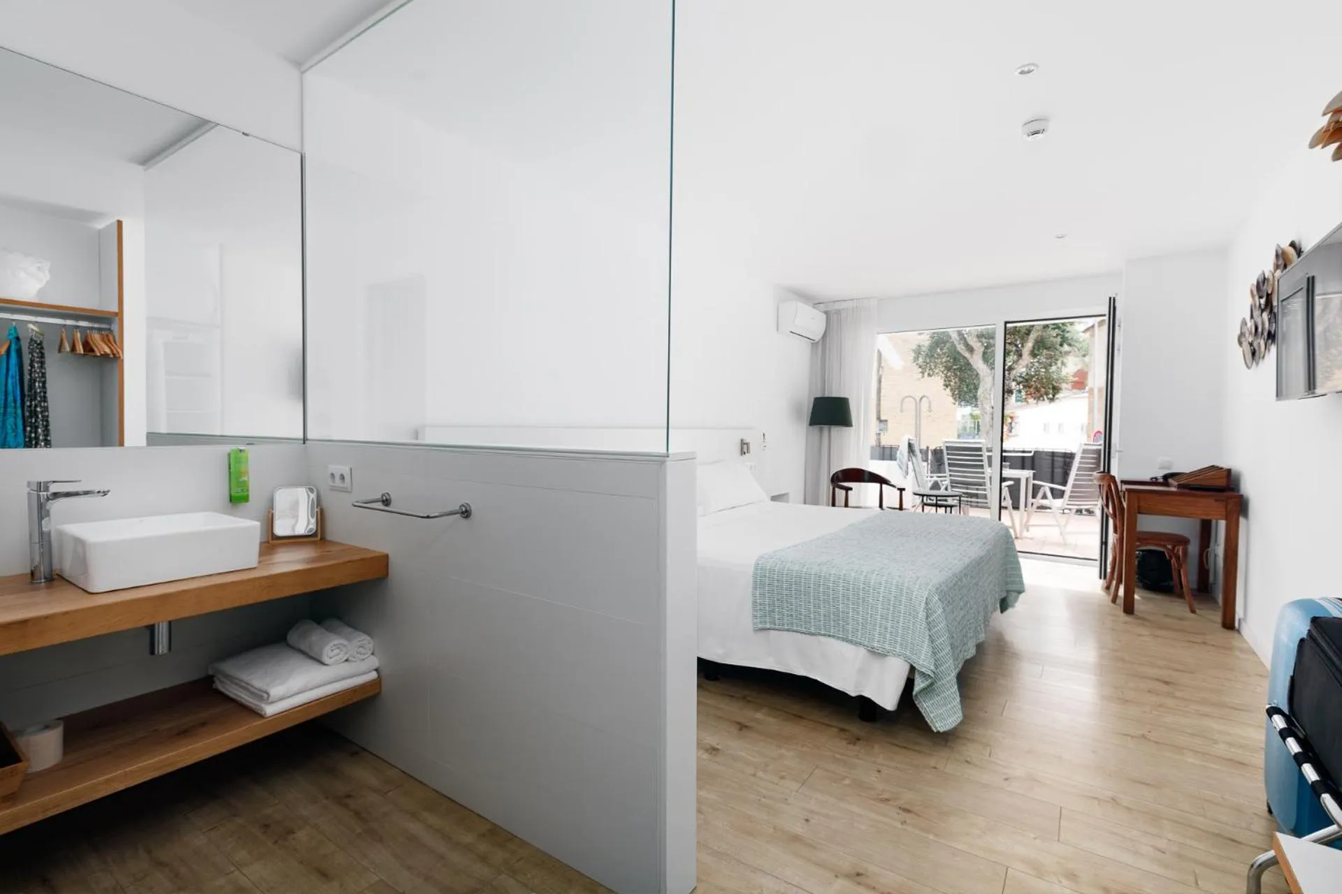 Photo of the whole room, Bed in Hotel hcp