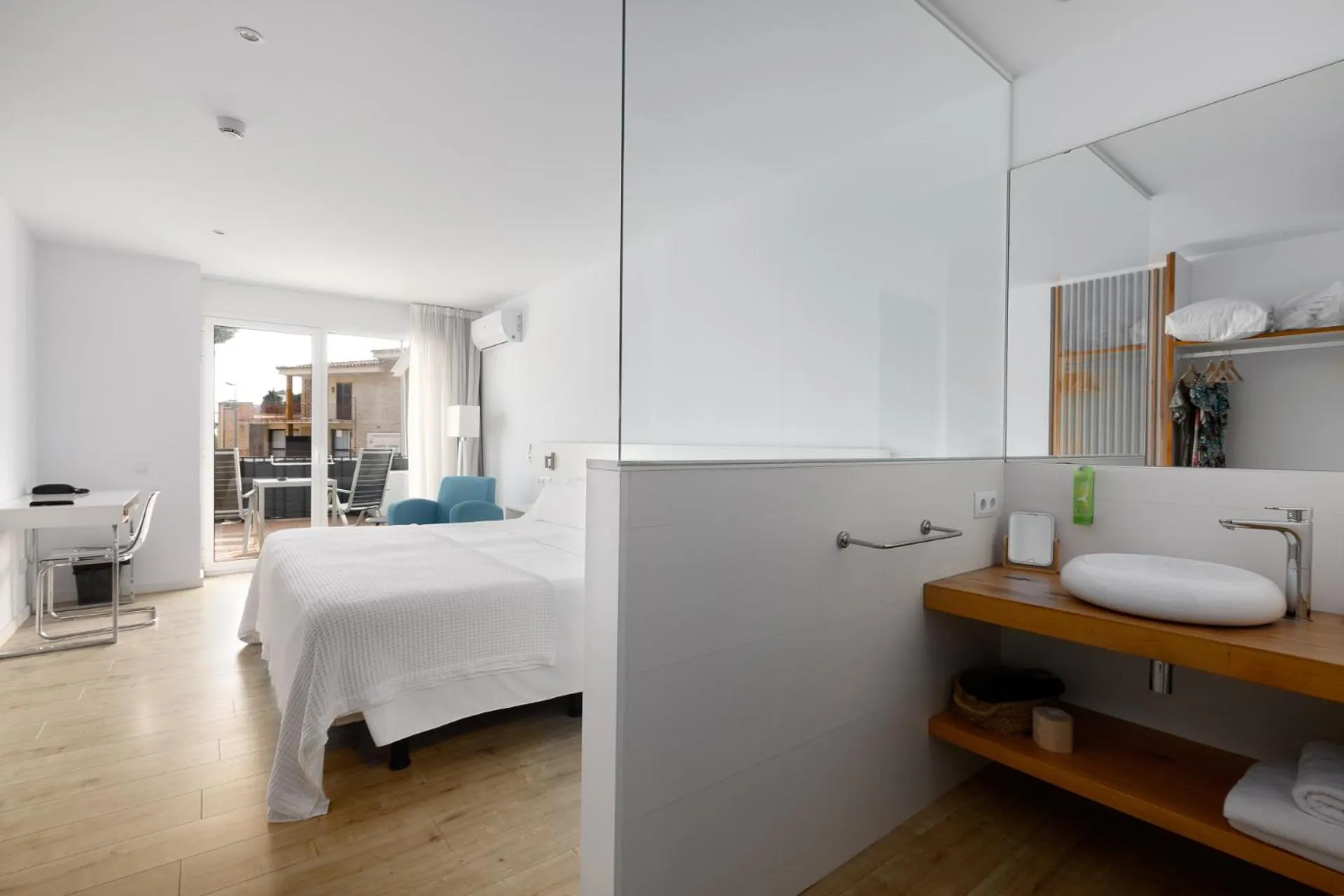 Photo of the whole room, Bed in Hotel hcp