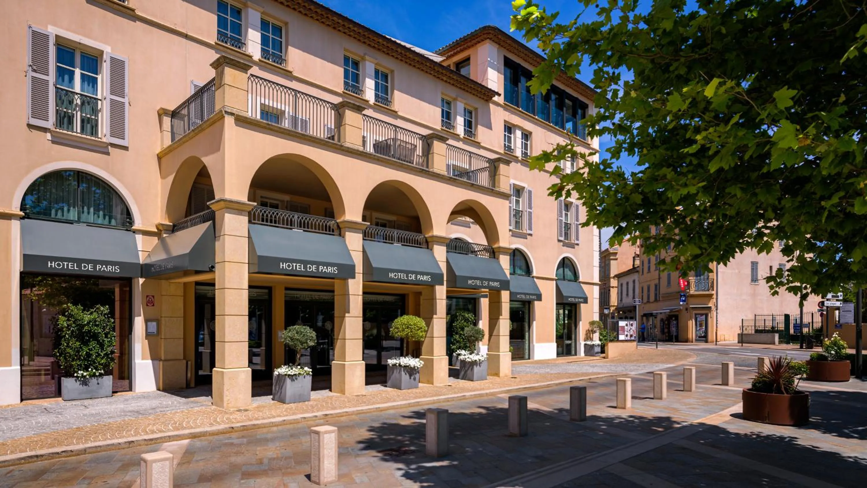 Property building in Hôtel de Paris Saint-Tropez