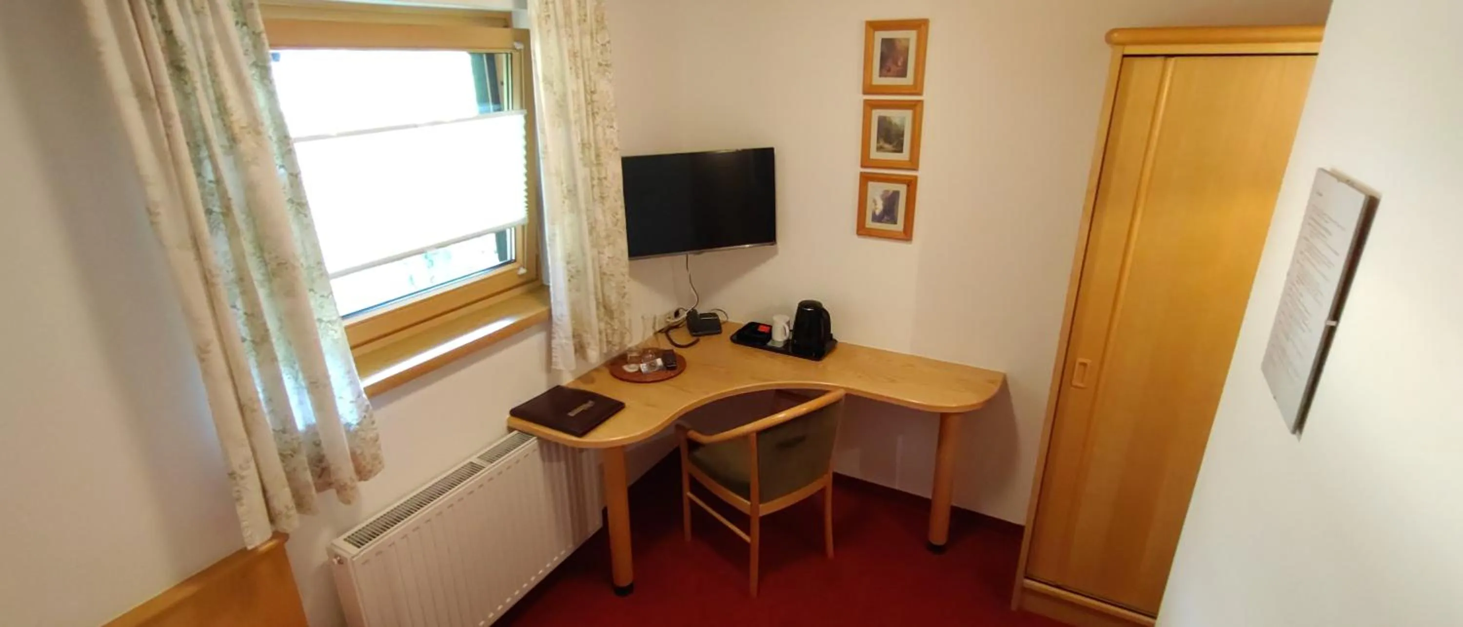 Photo of the whole room in Hotel Garni Tannenhof