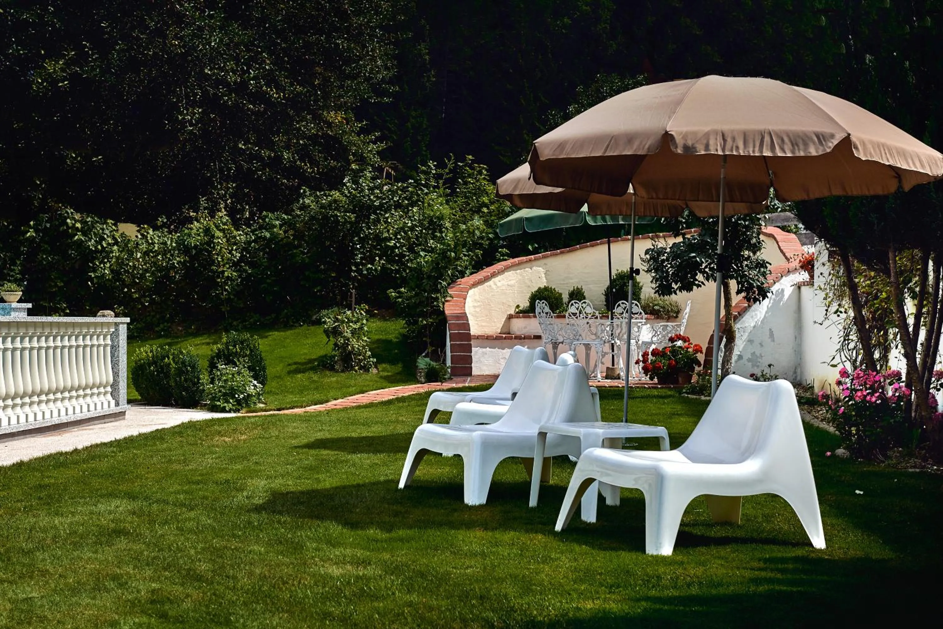 Garden view in Hotel Garni Tannenhof