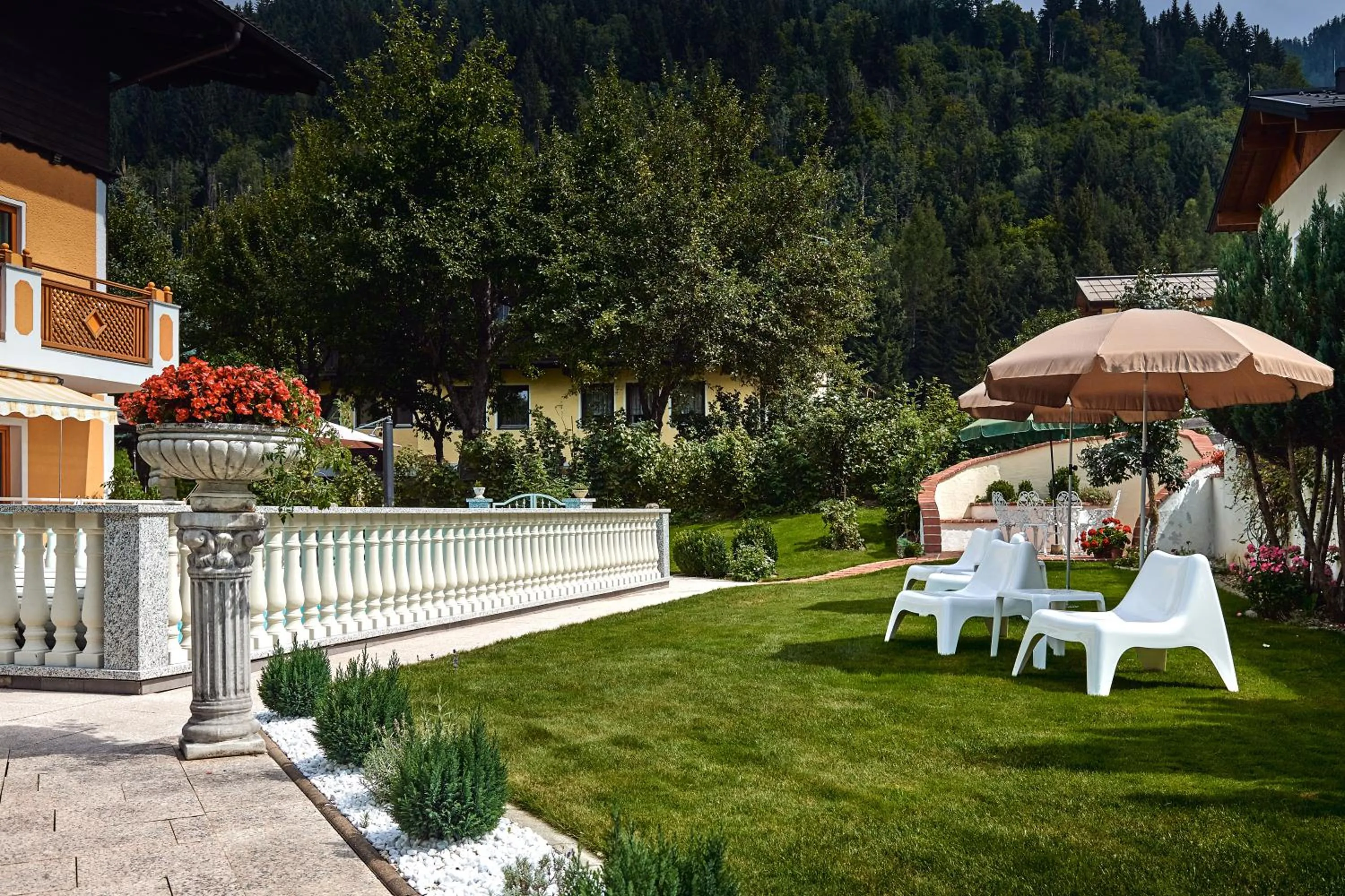 Garden view in Hotel Garni Tannenhof