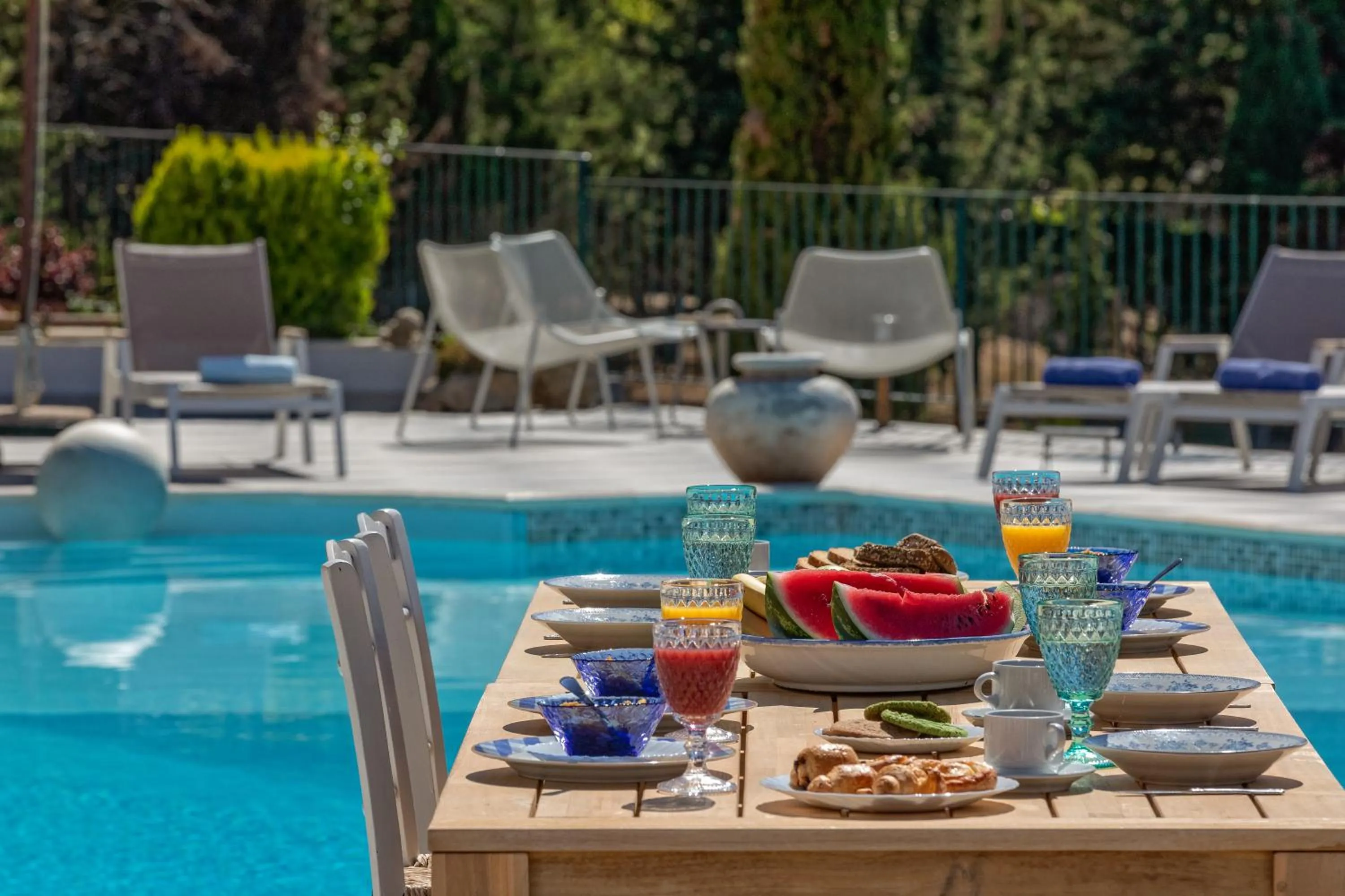 Restaurant/places to eat in Garbis Villas & Apartments