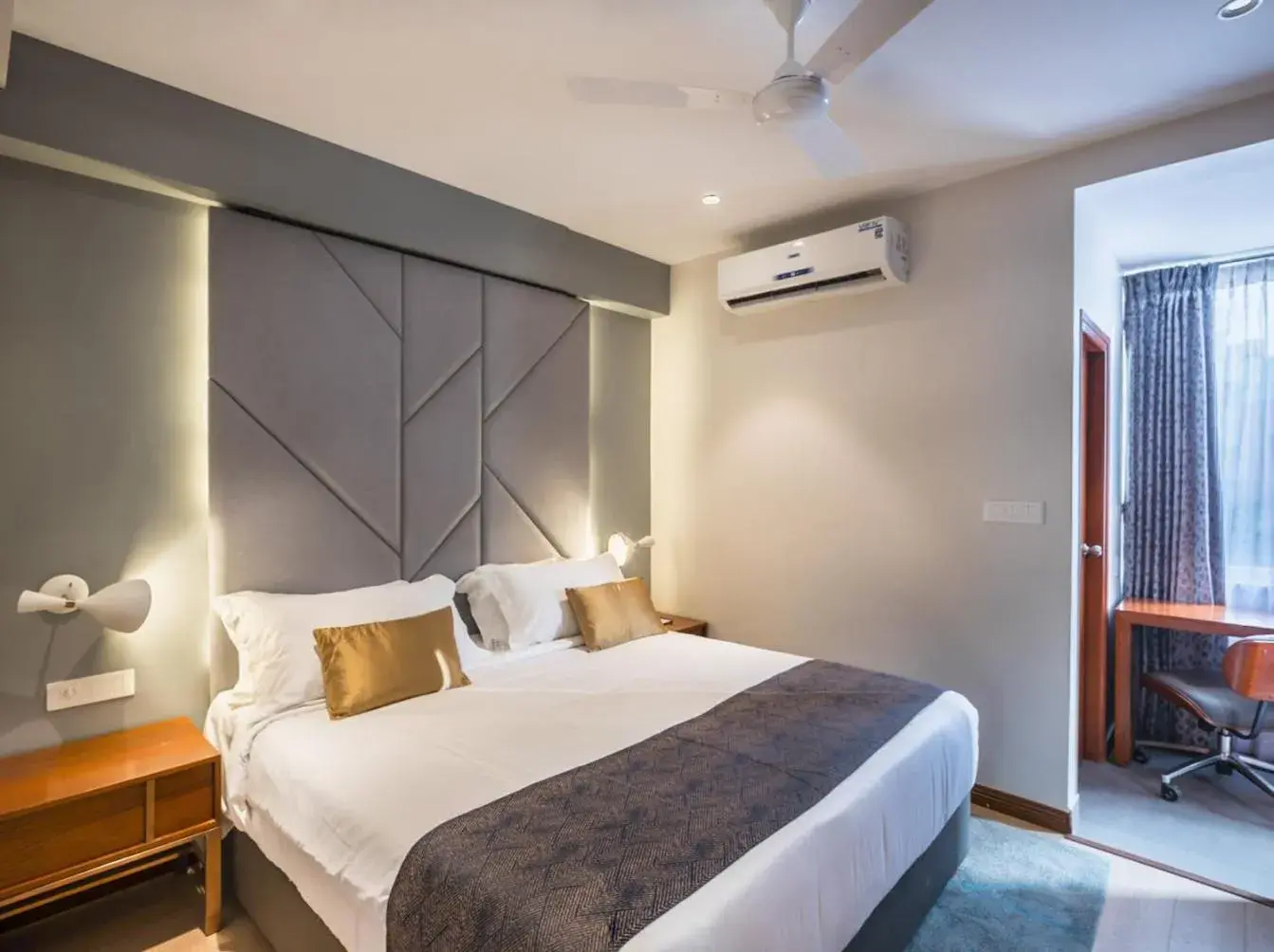 Comfy Room with Balcony in De Mandarin Comfy Room with Balcony in De Mandarin