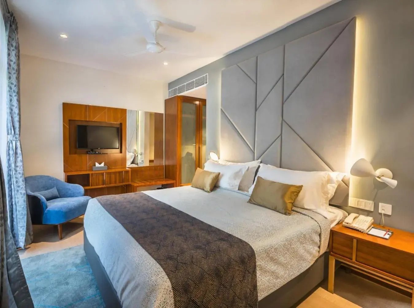 Signature Room with Balcony in De Mandarin Signature Room with Balcony in De Mandarin