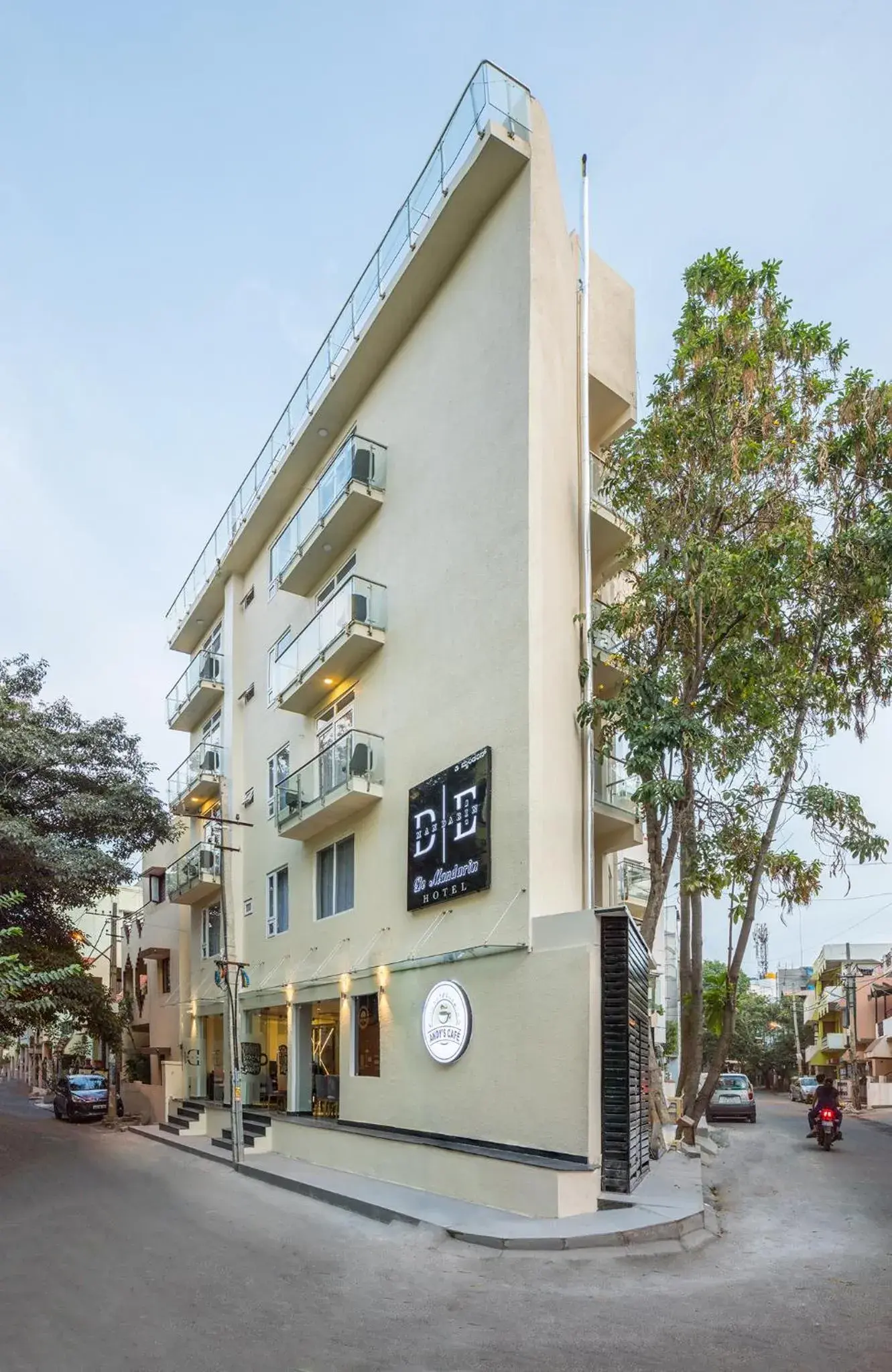 Property building in De Mandarin Property building in De Mandarin