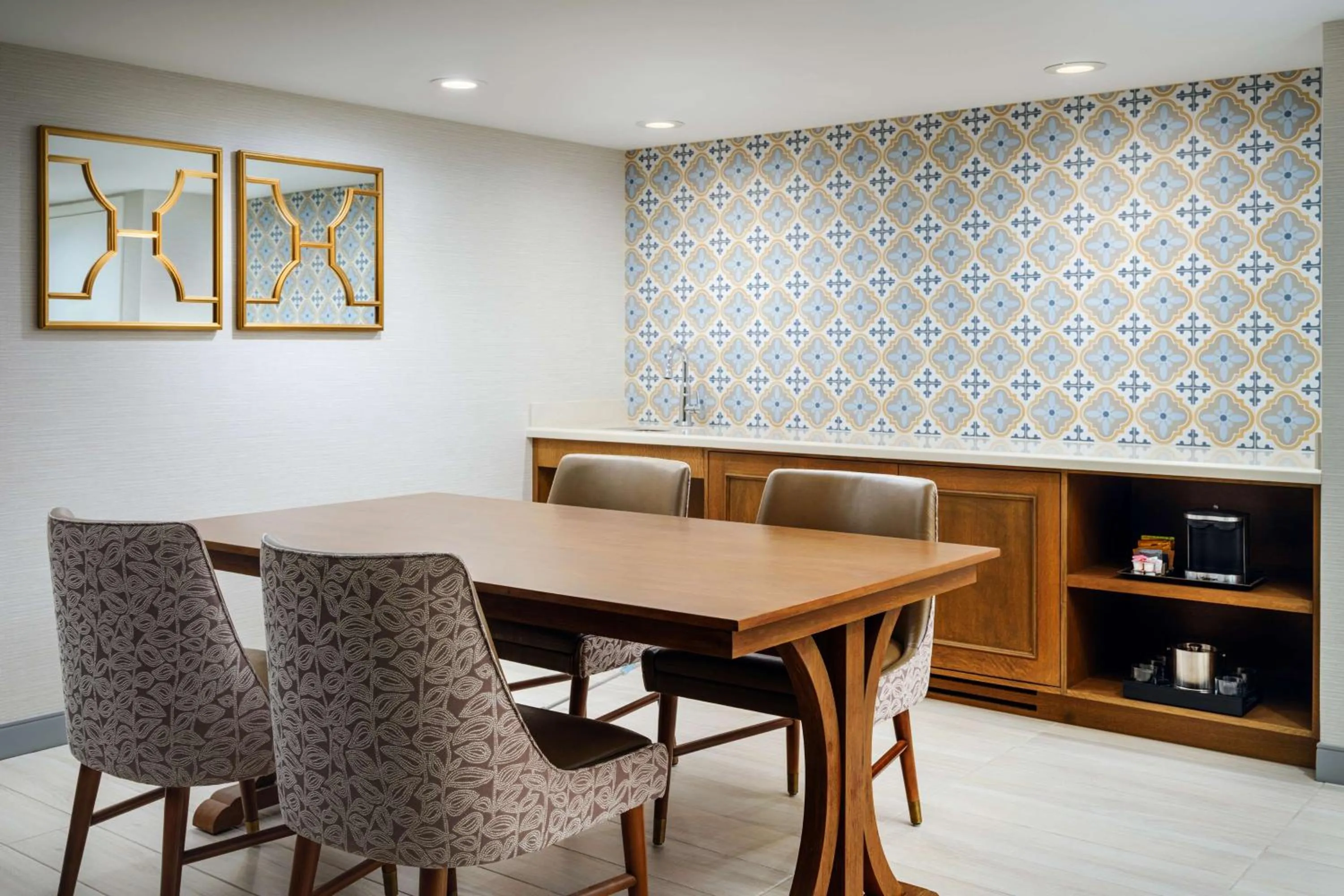 Living room in Hilton Santa Barbara Beachfront Resort