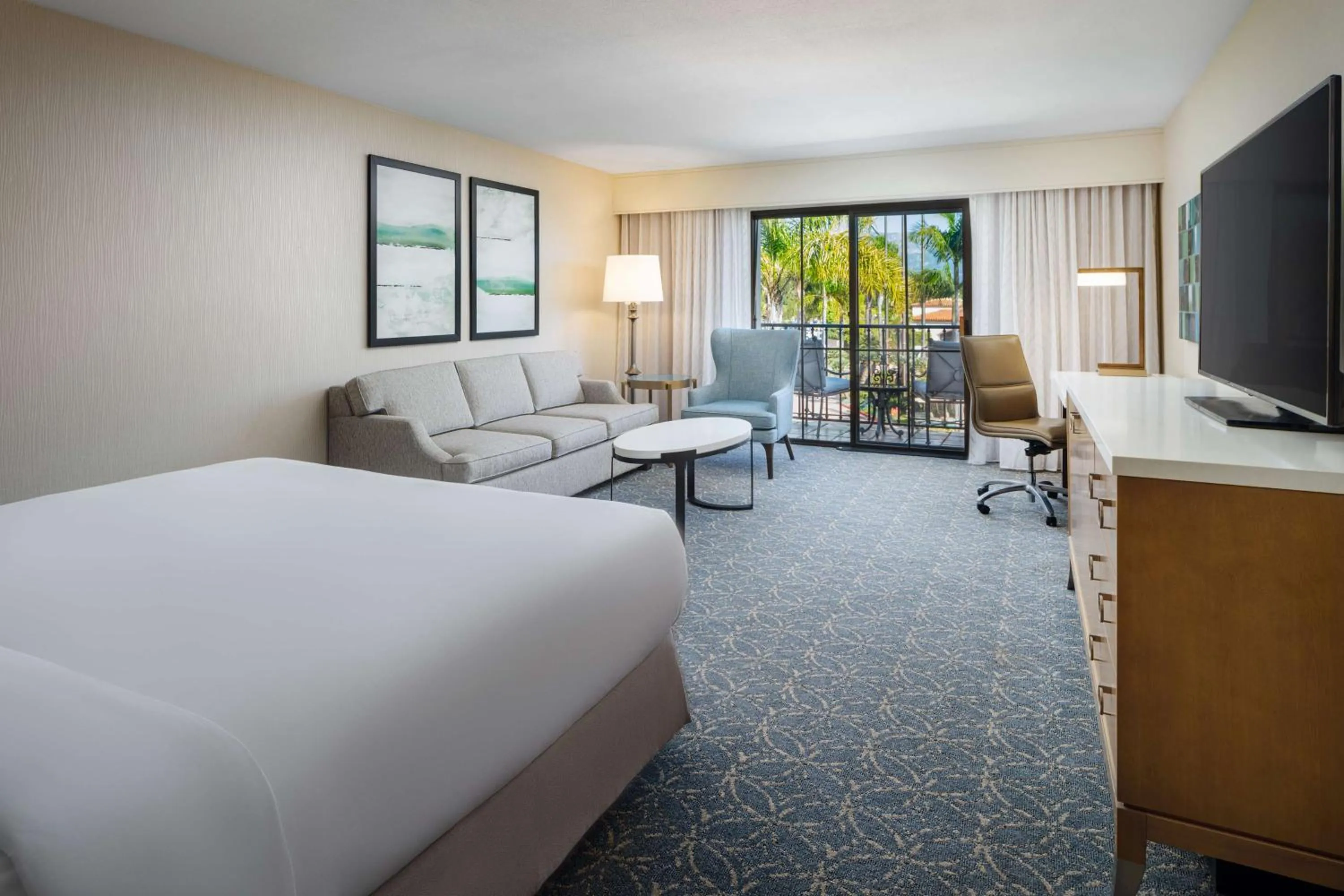 Photo of the whole room, Bed in Hilton Santa Barbara Beachfront Resort