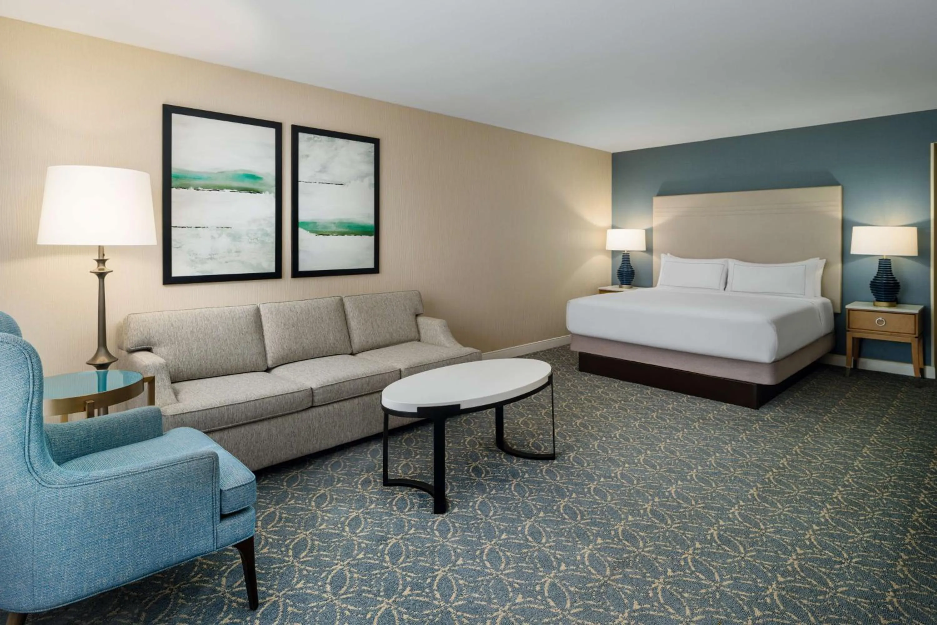 Living room, Bed in Hilton Santa Barbara Beachfront Resort