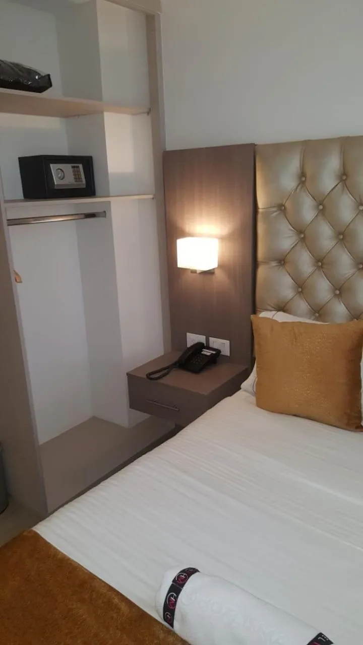 Bed in Hotel Max