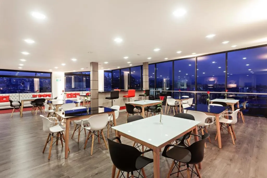 Restaurant/places to eat in Hotel Max