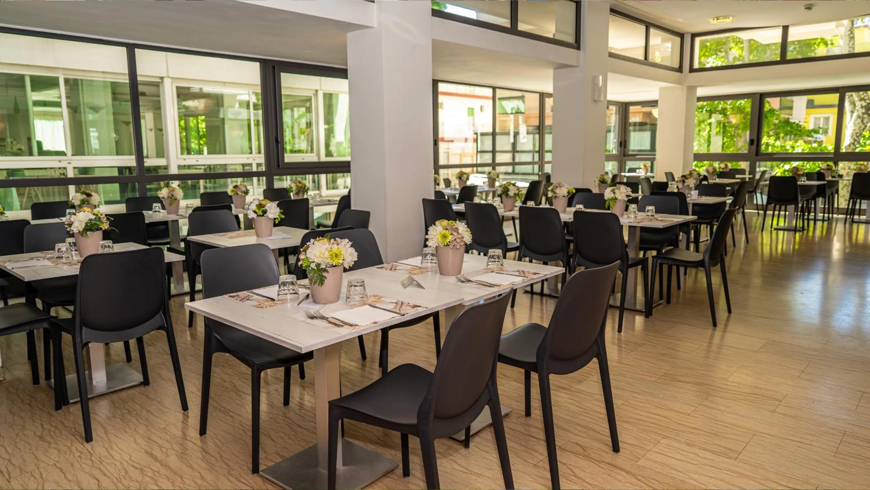 Restaurant/places to eat in Hotel Eiffel