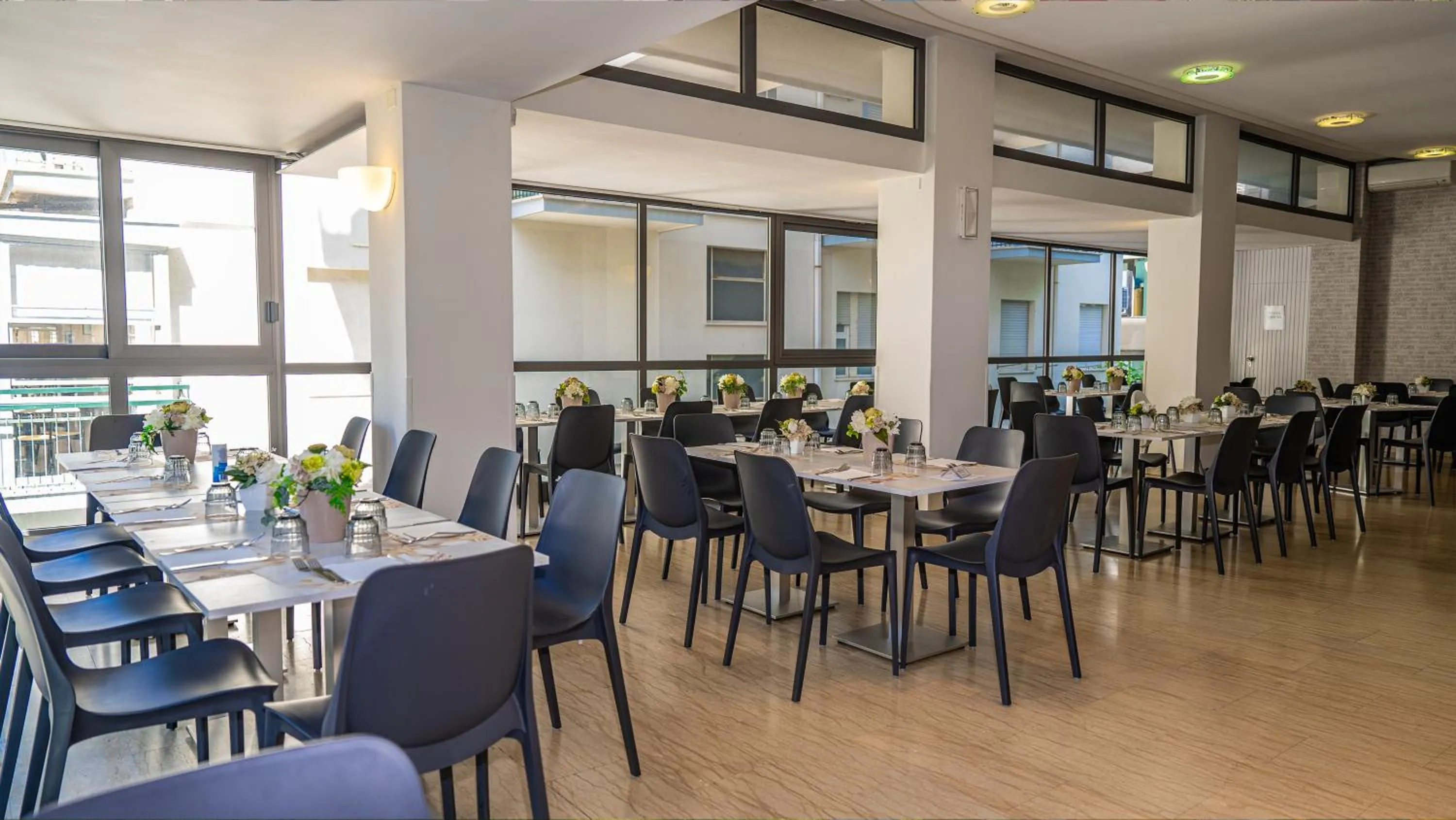 Restaurant/places to eat in Hotel Eiffel