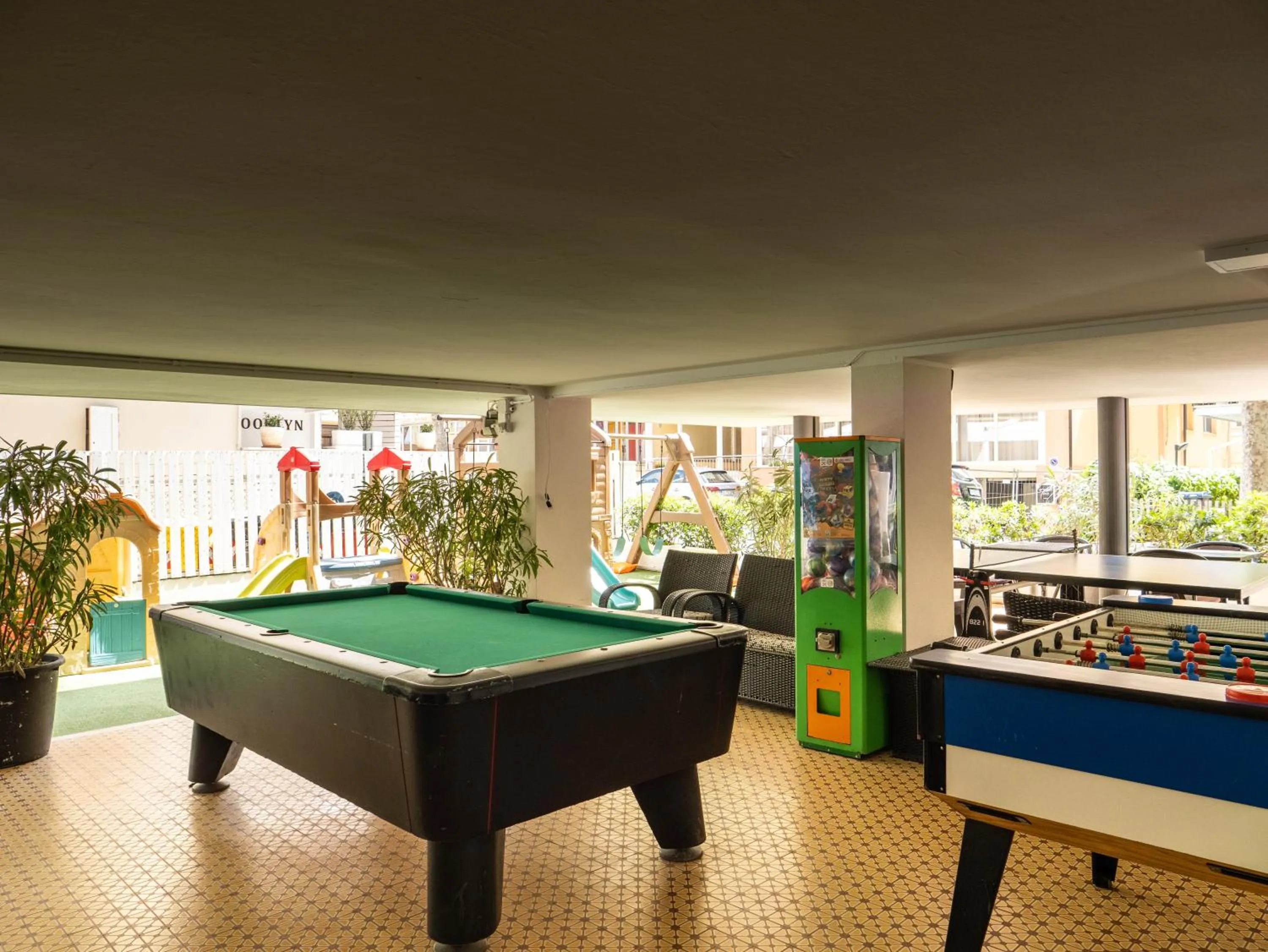 Billiard in Hotel Eiffel