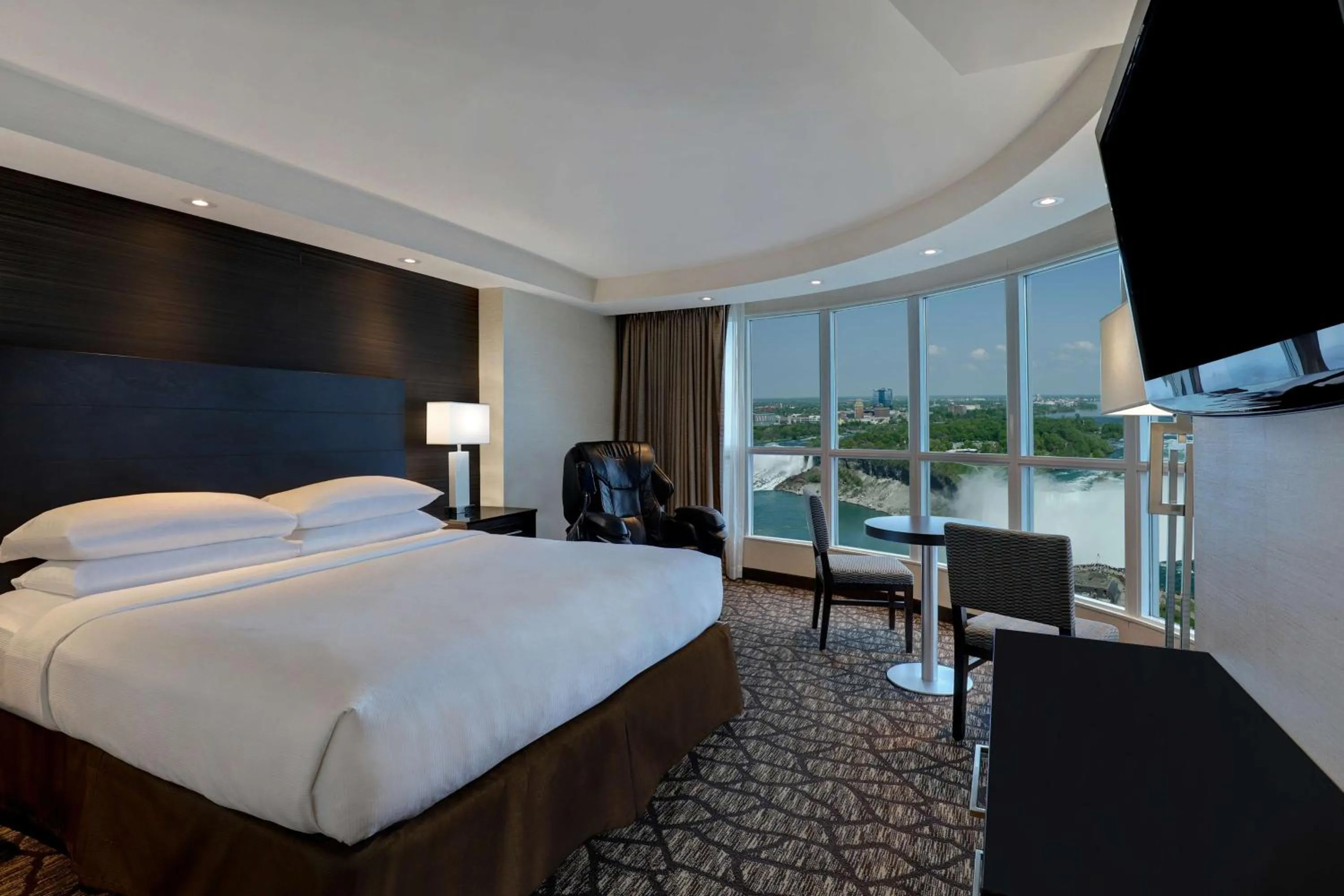 Bed in Embassy Suites by Hilton Niagara Falls/ Fallsview