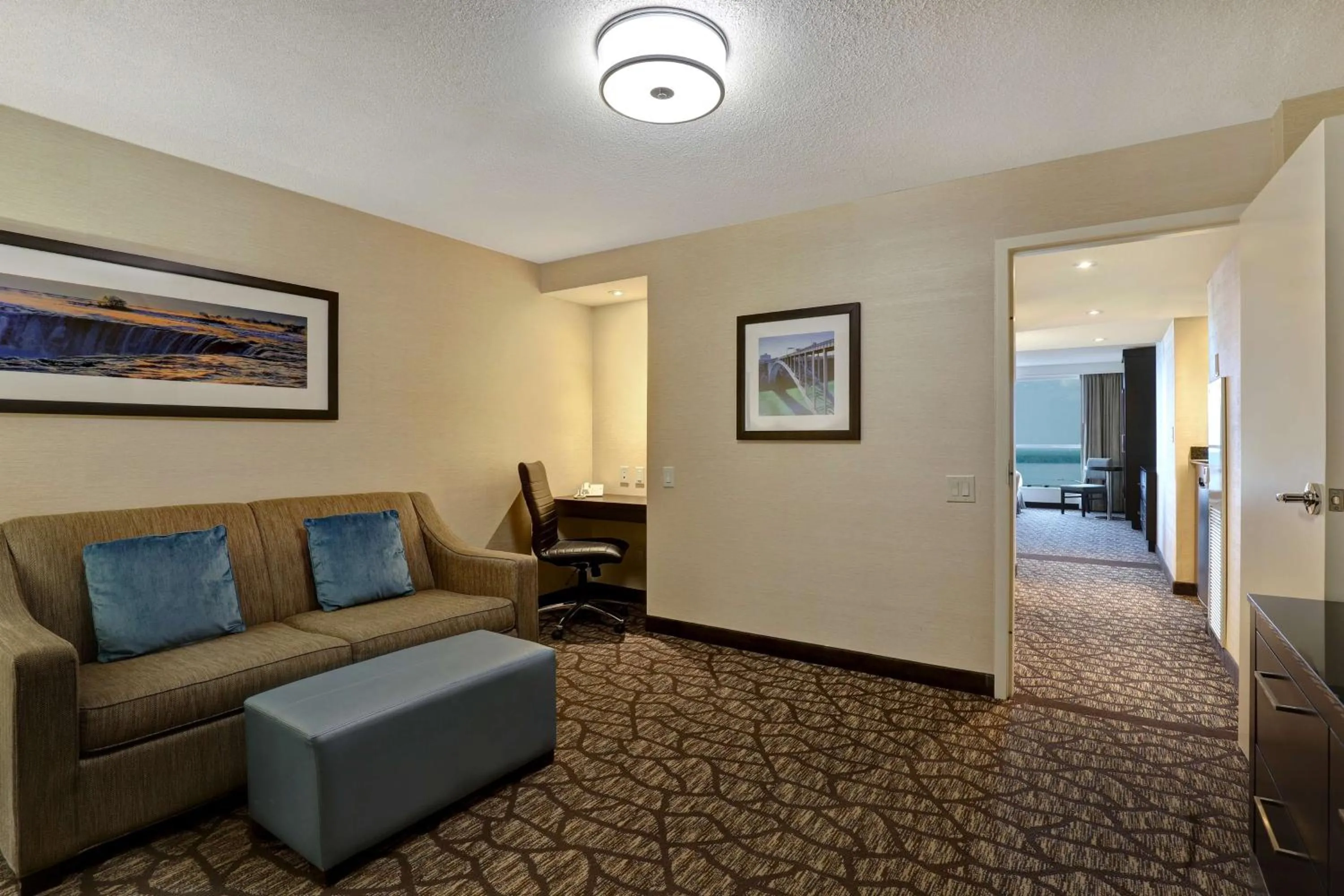 Living room in Embassy Suites by Hilton Niagara Falls/ Fallsview