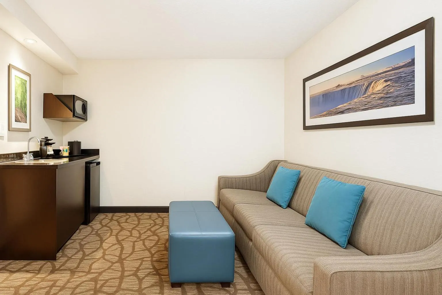 Kitchen or kitchenette in Embassy Suites by Hilton Niagara Falls/ Fallsview