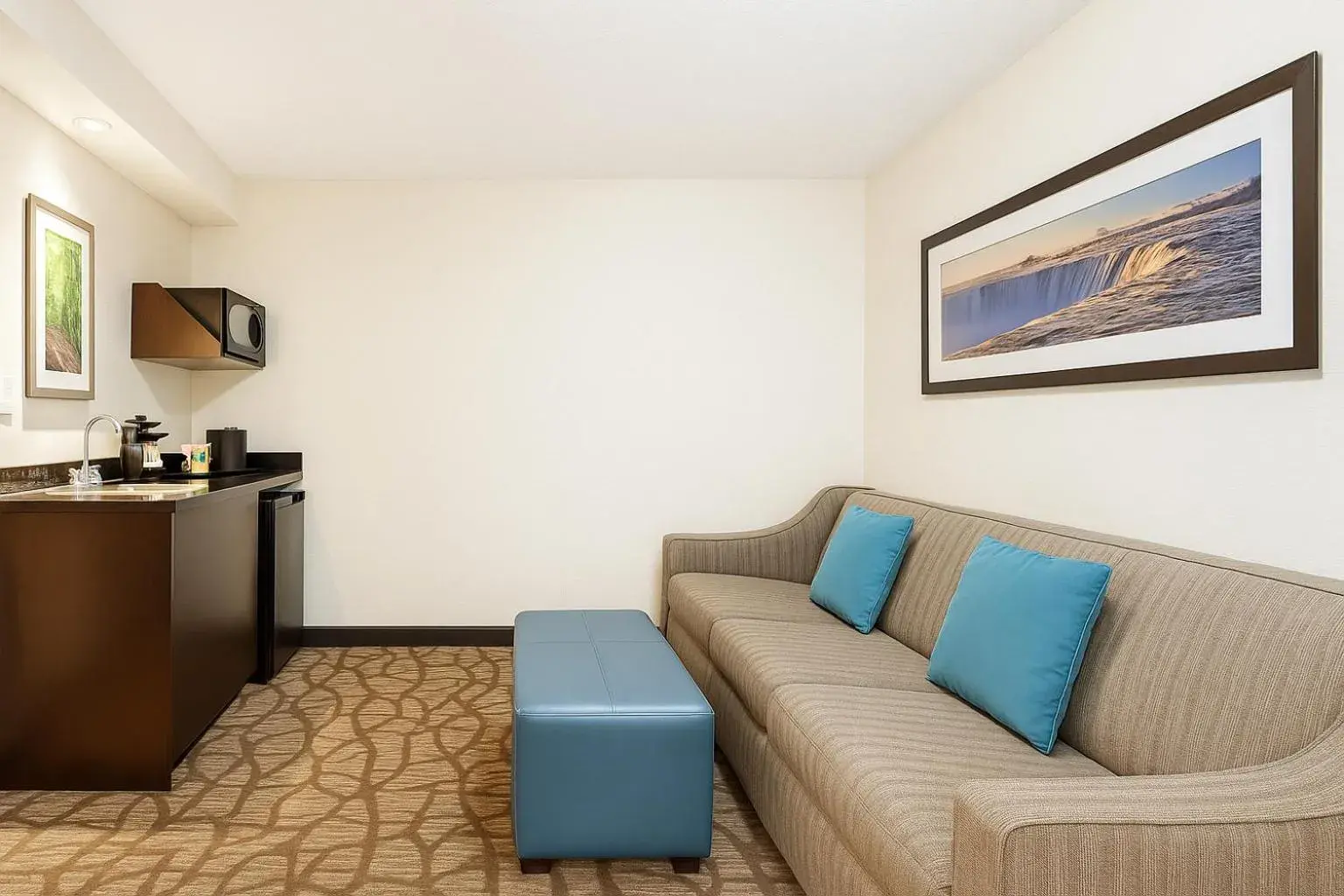 Kitchen or kitchenette in Embassy Suites by Hilton Niagara Falls/ Fallsview Kitchen or kitchenette in Embassy Suites by Hilton Niagara Falls/ Fallsview