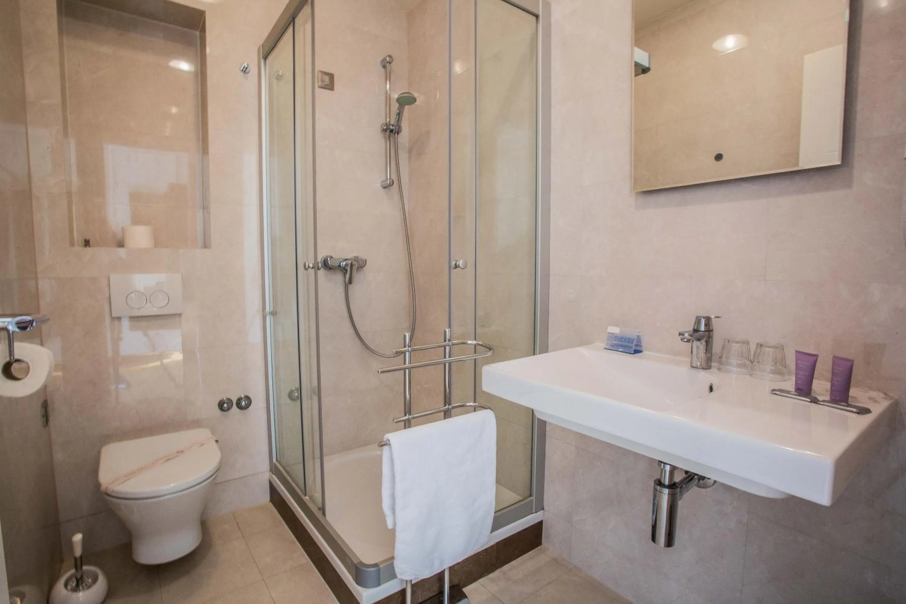 Shower in Hotel Pleter