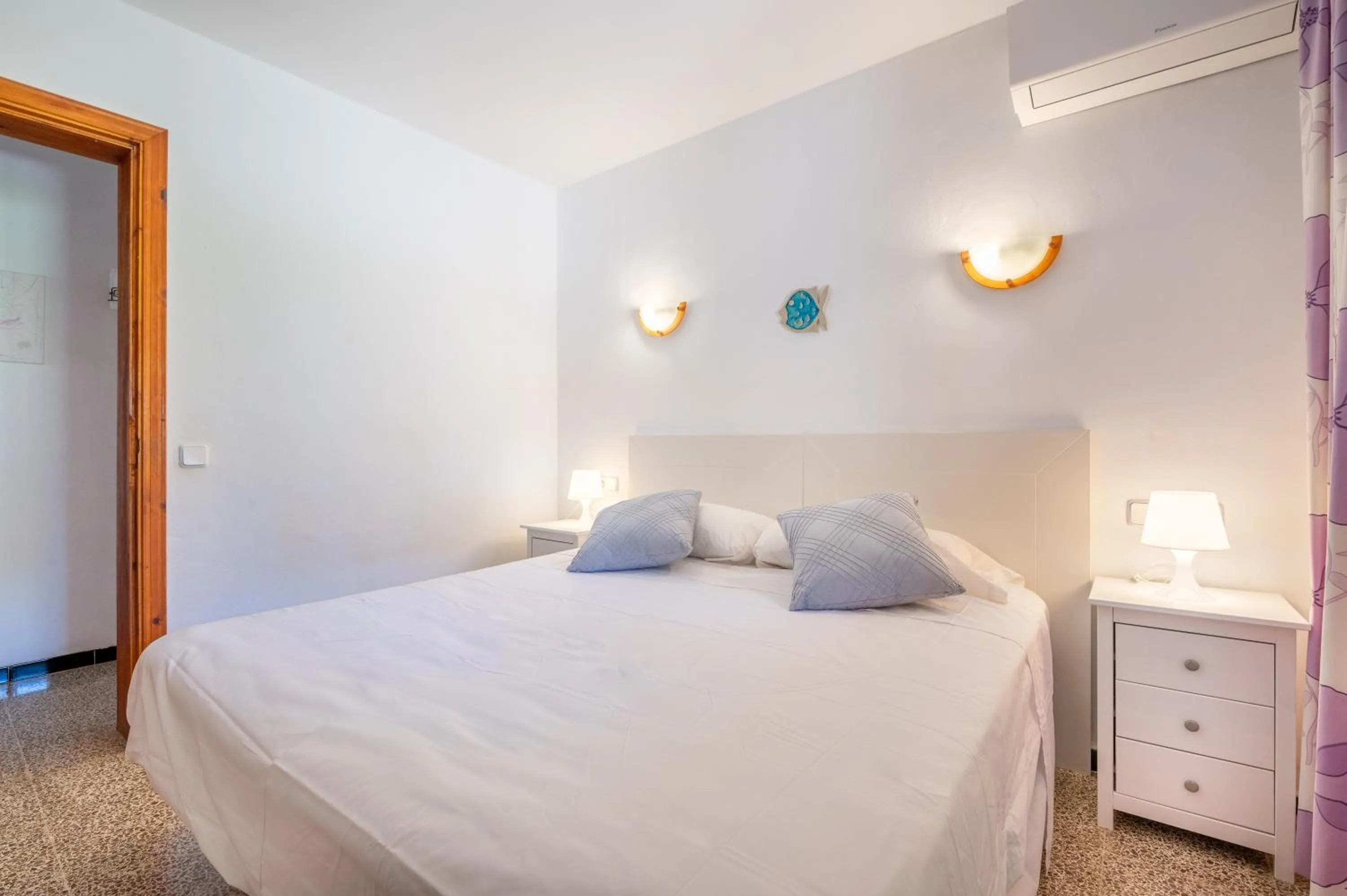 Living room, Bed in Villa Del Mar Mondrago