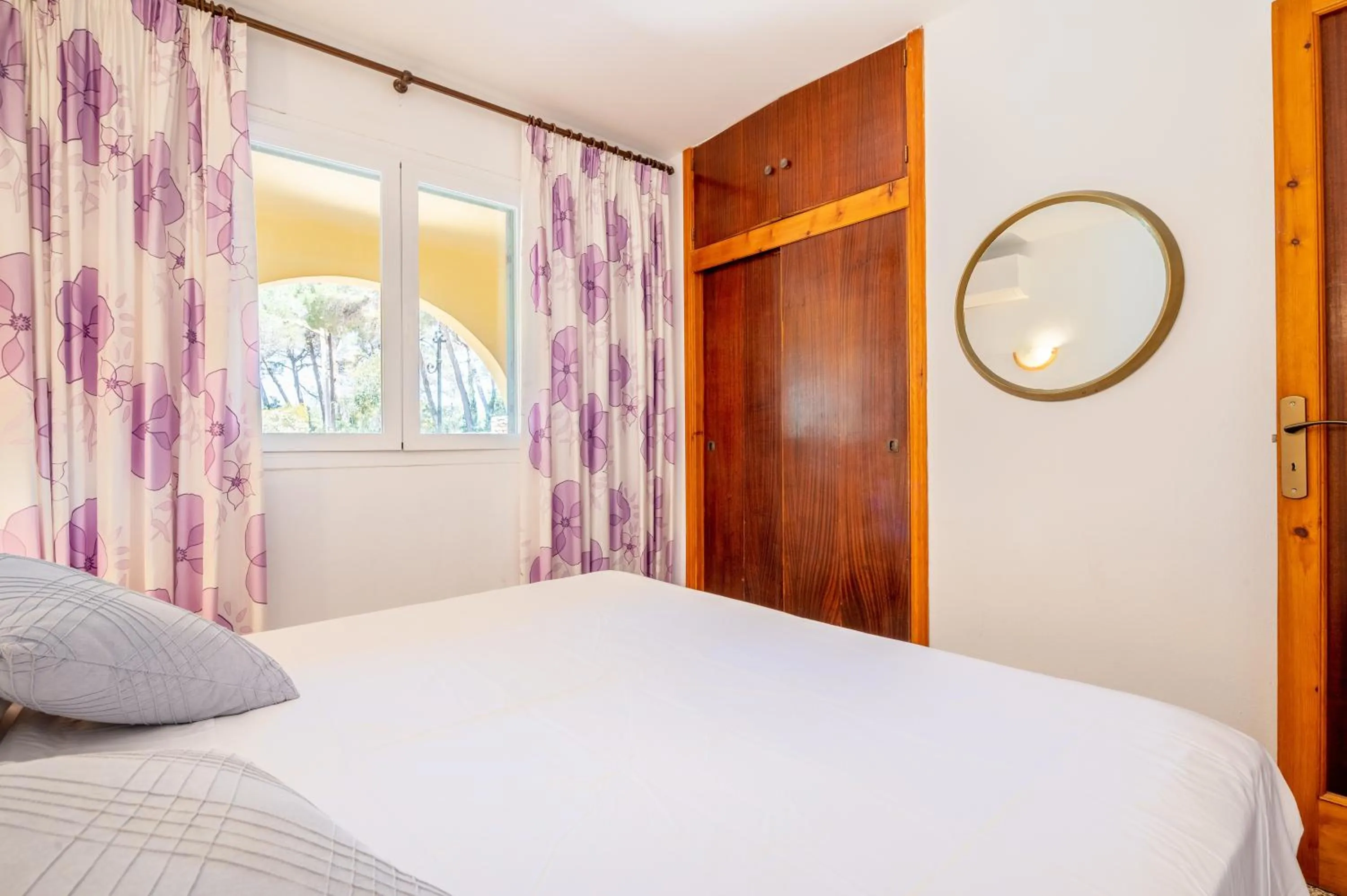 Living room, Bed in Villa Del Mar Mondrago