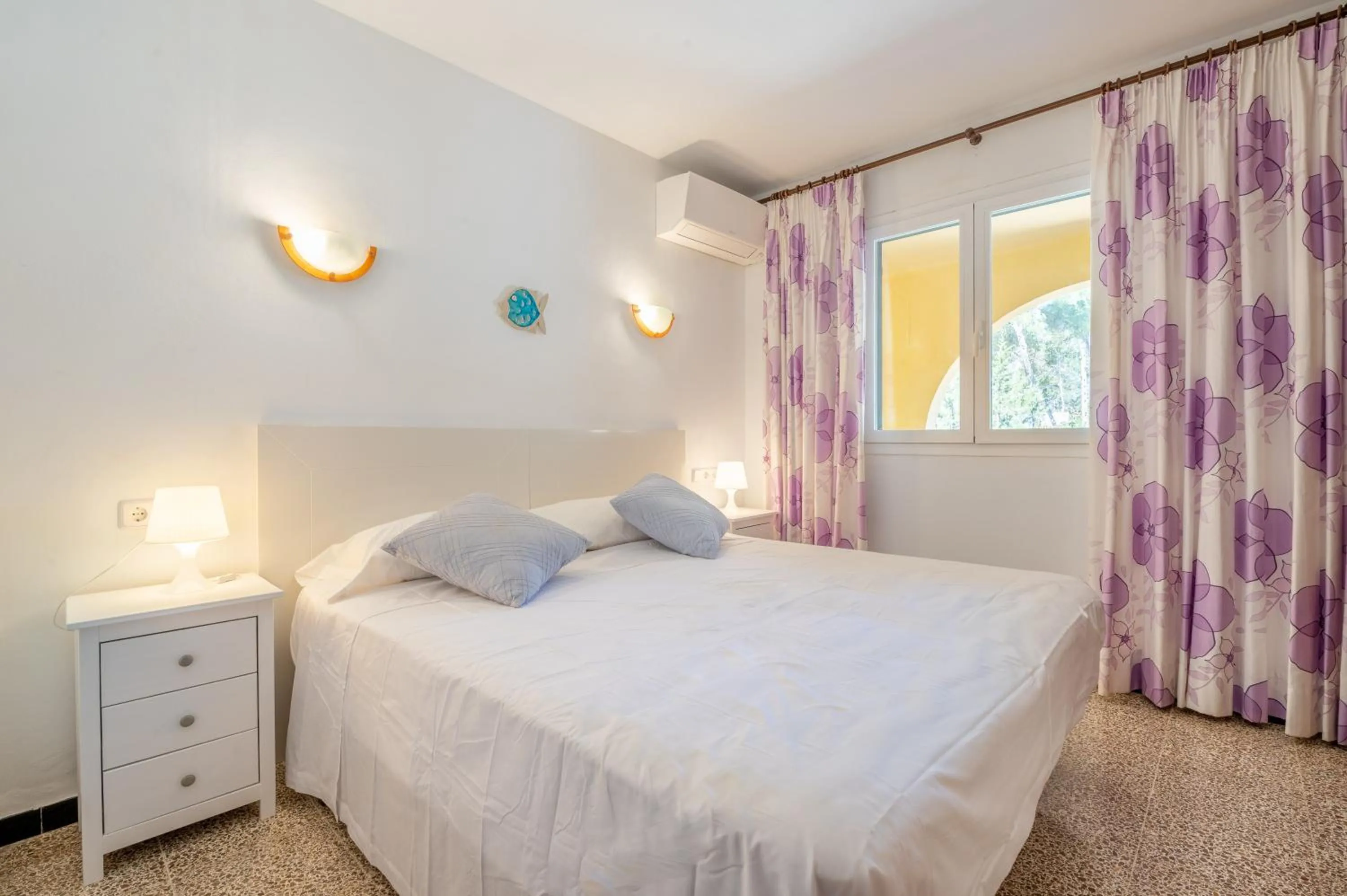 Living room, Bed in Villa Del Mar Mondrago