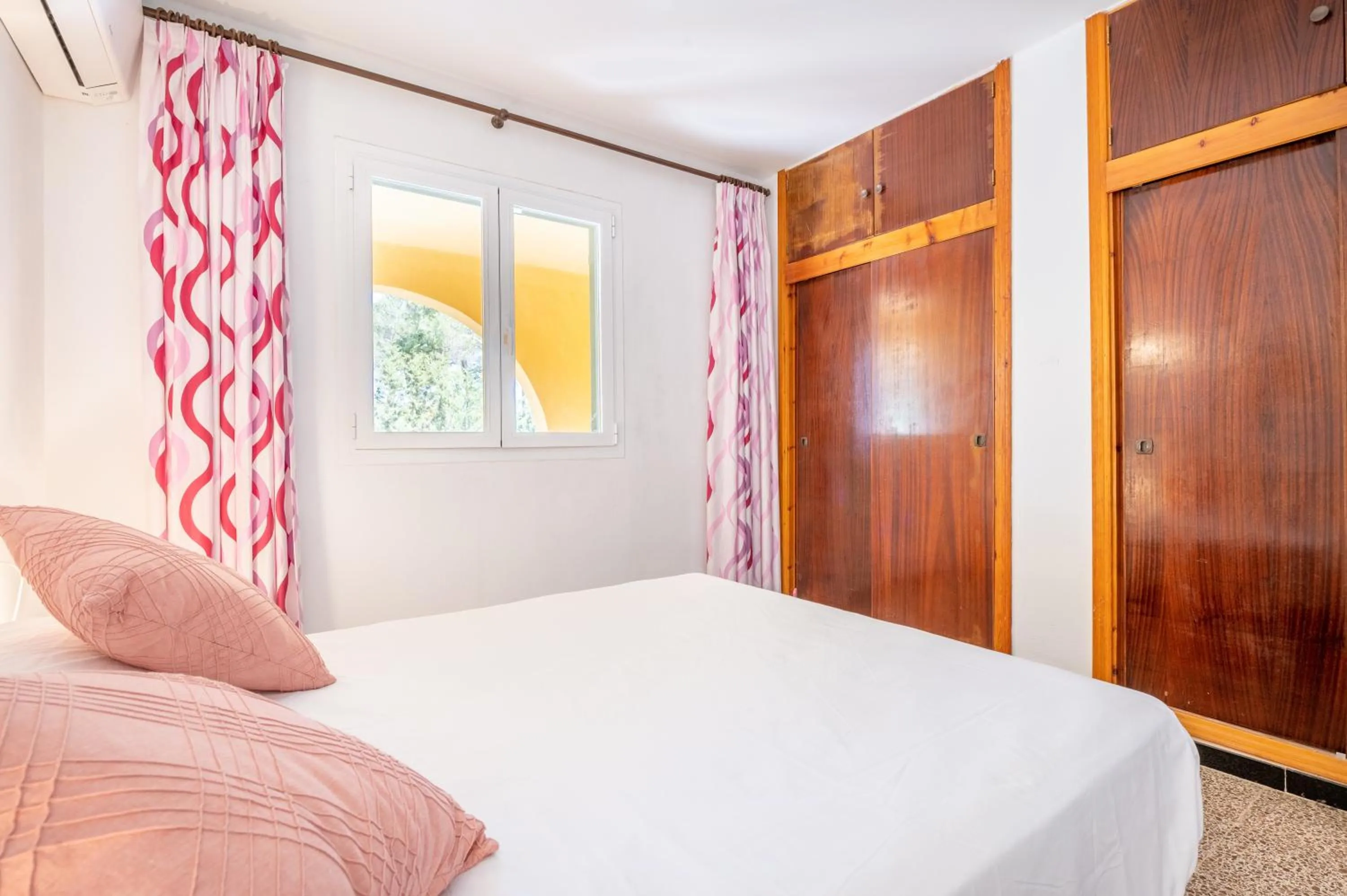 Living room, Bed in Villa Del Mar Mondrago
