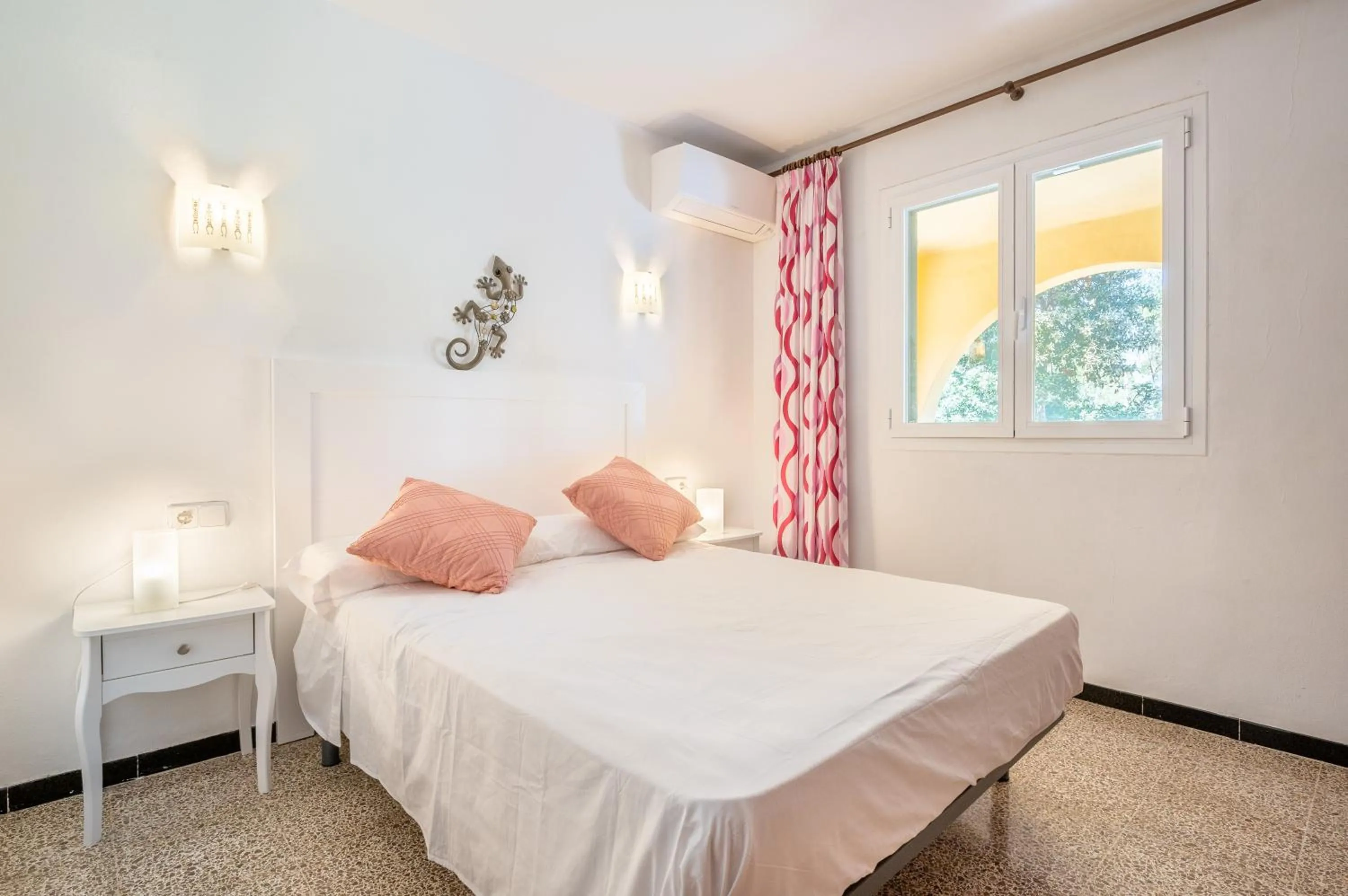 Living room, Bed in Villa Del Mar Mondrago