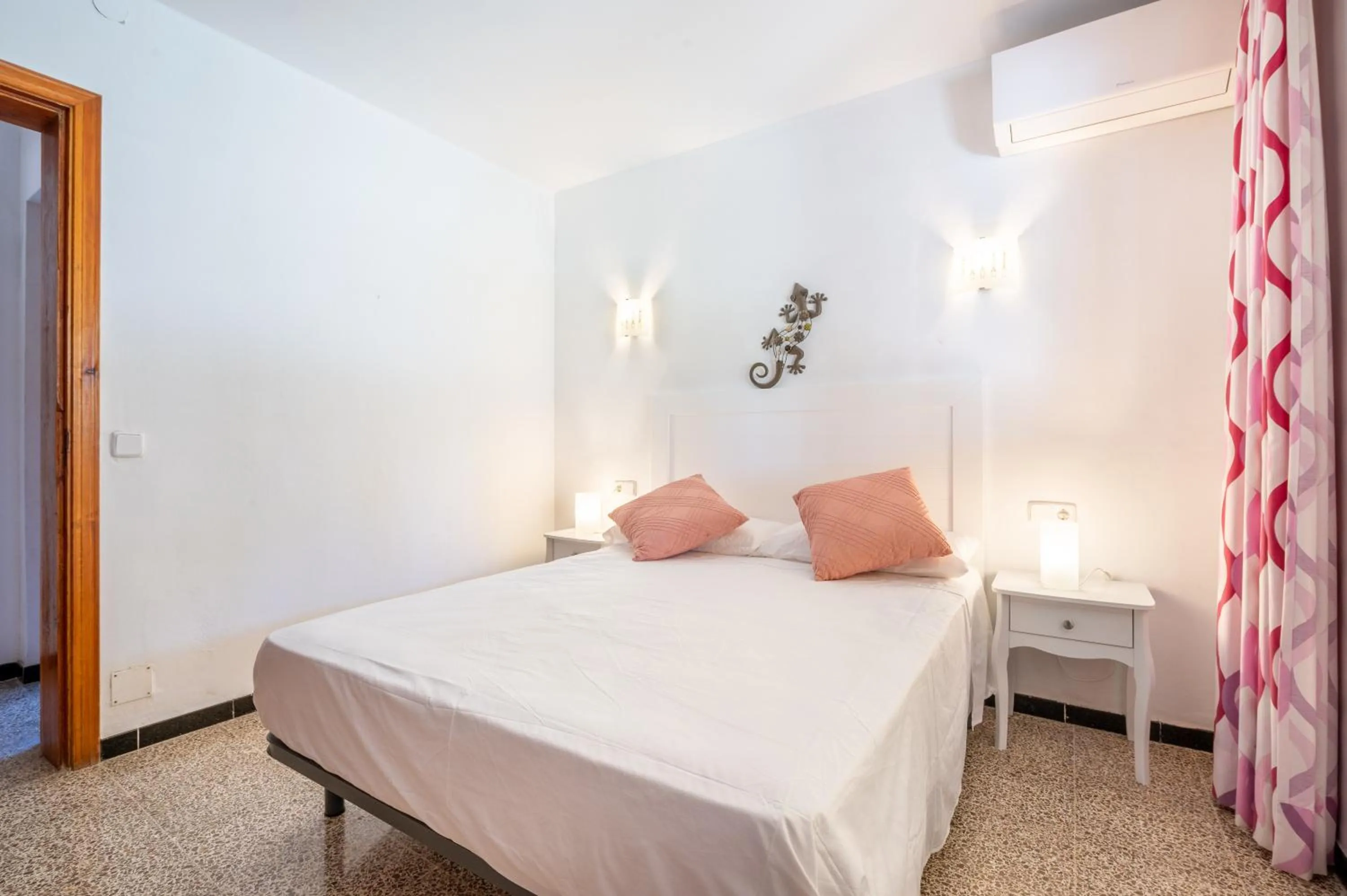 Living room, Bed in Villa Del Mar Mondrago