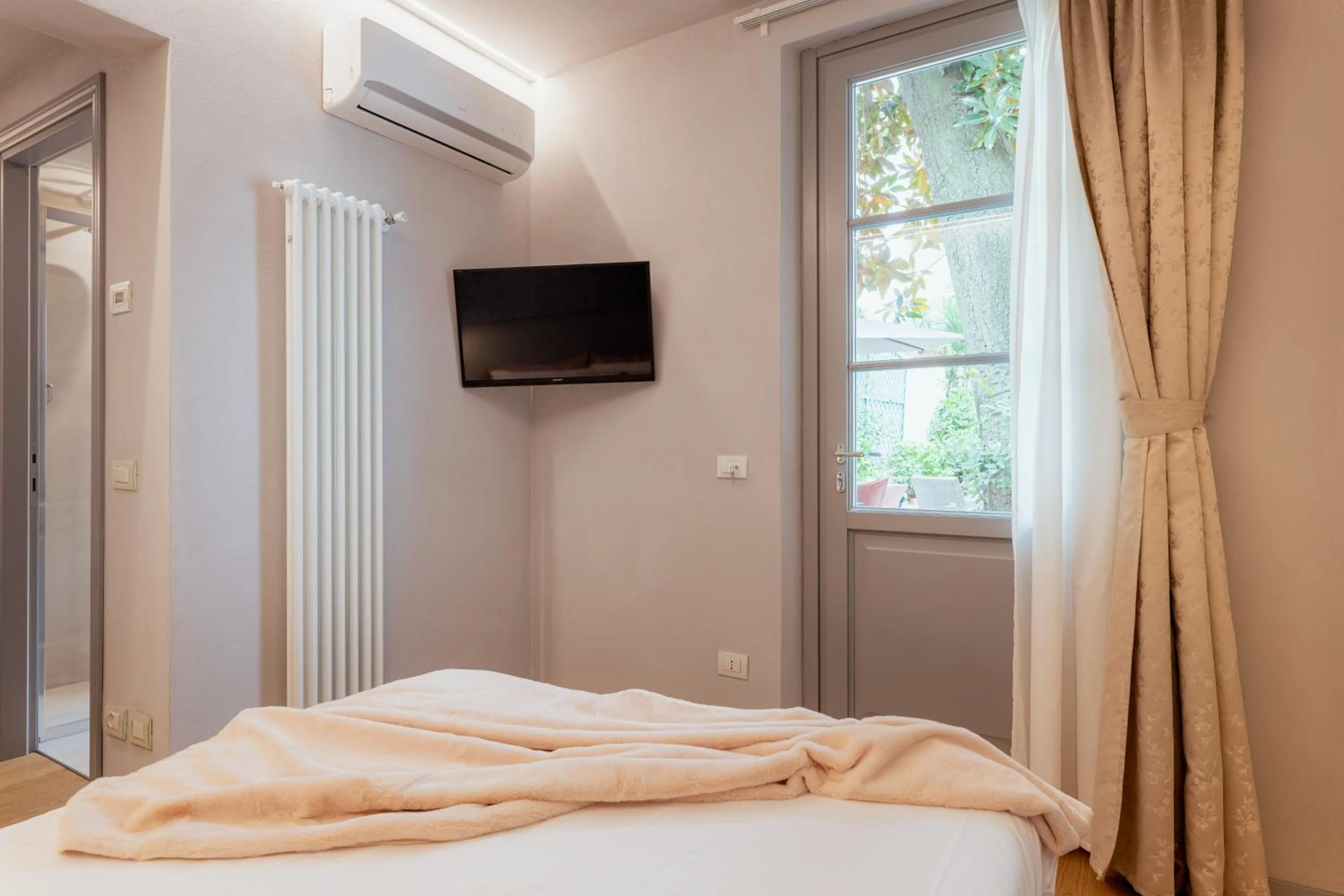 TV and multimedia, Bed in Il Cortile di Elisa & our flats