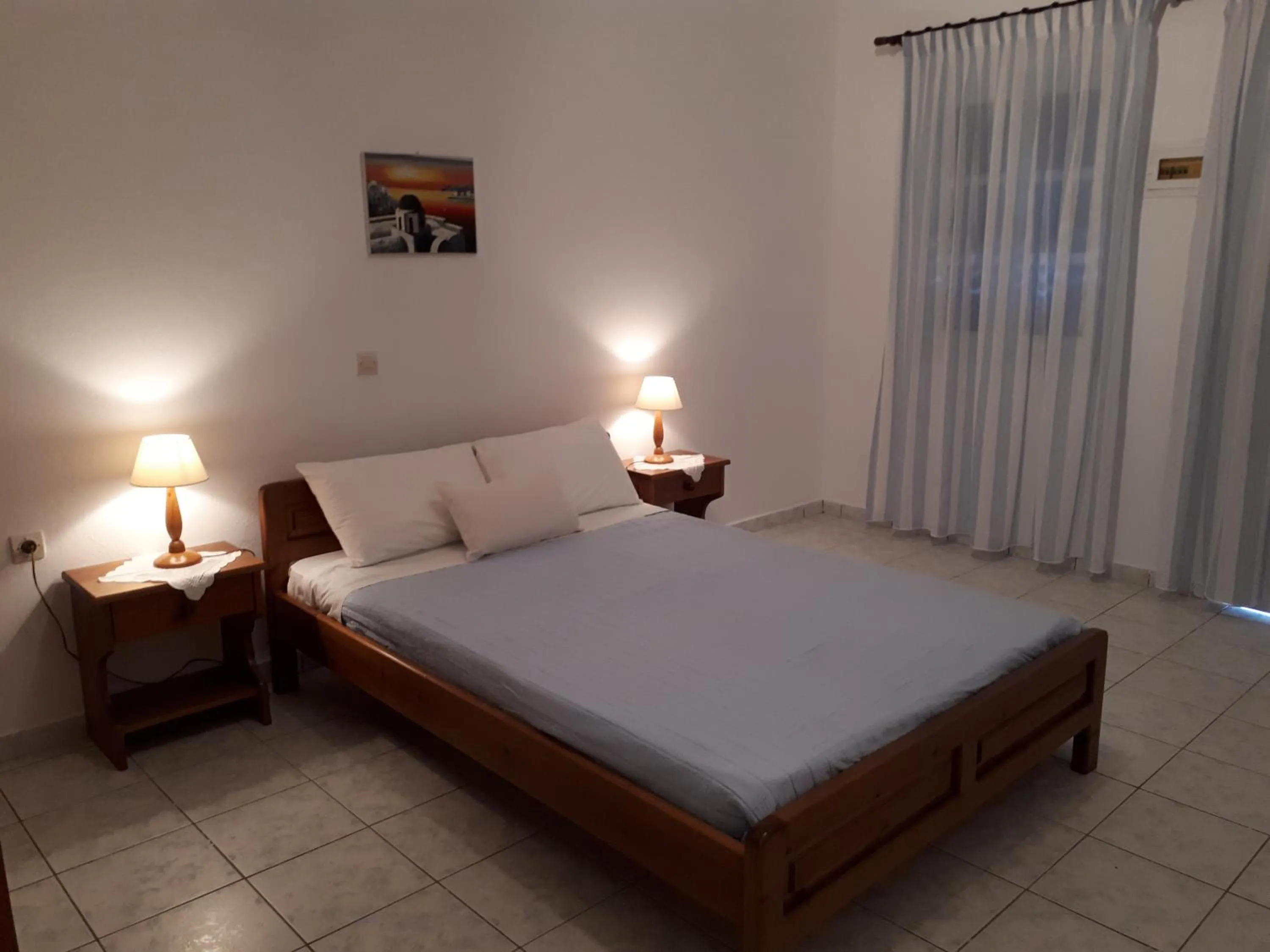 Bed in Hotel Paradisos Oia