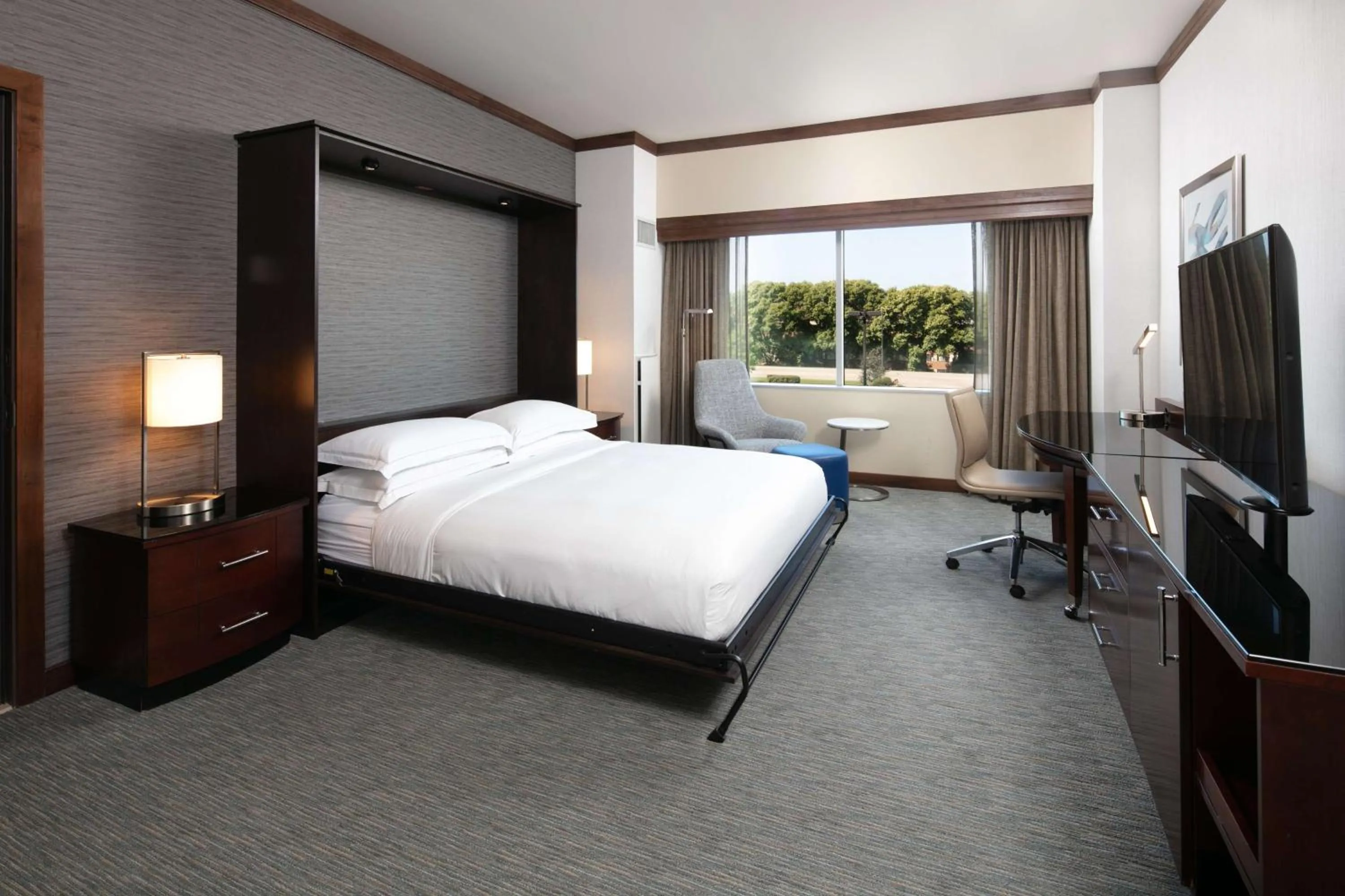 Bedroom, Bed in Hilton Minneapolis Bloomington