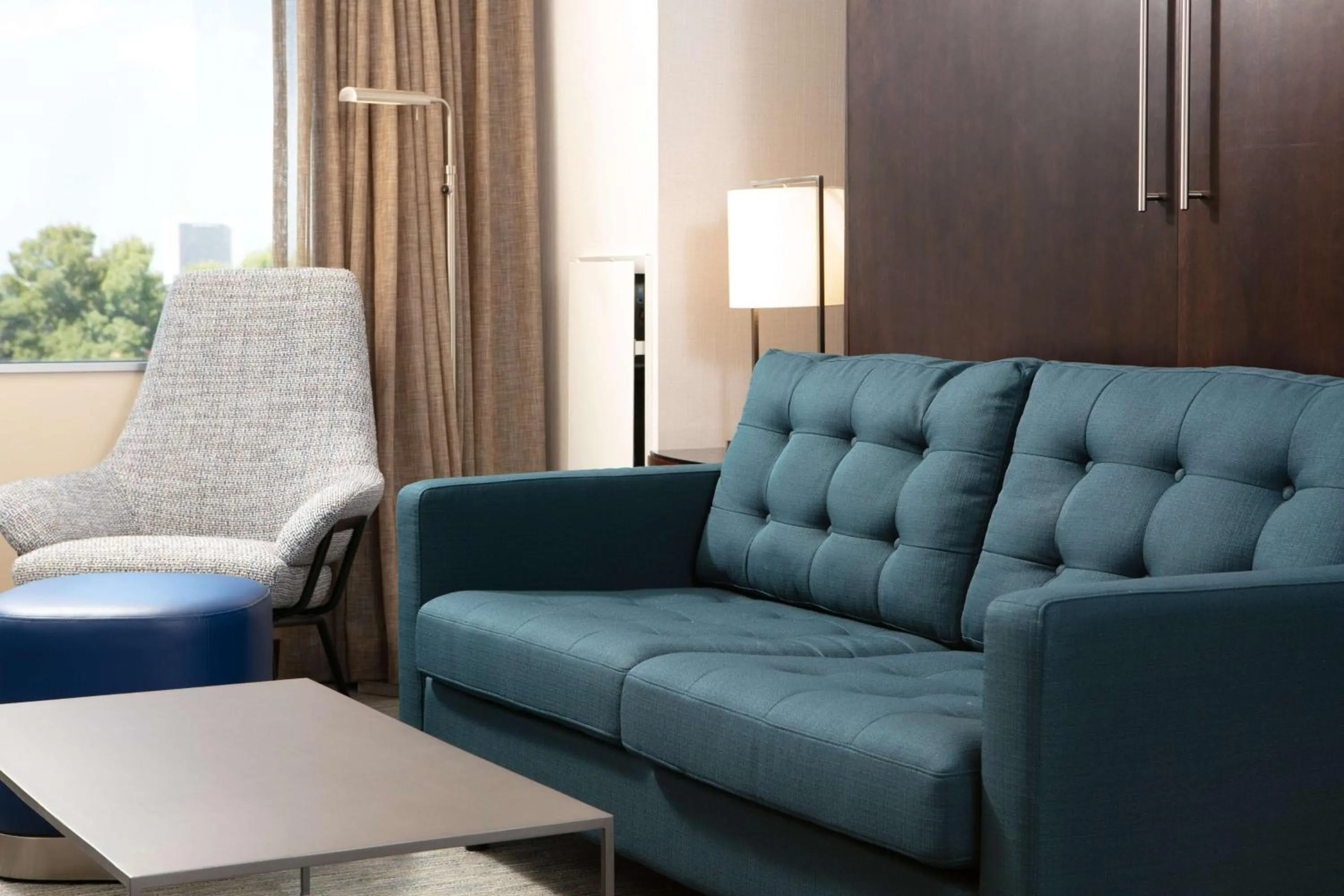 Living room in Hilton Minneapolis Bloomington