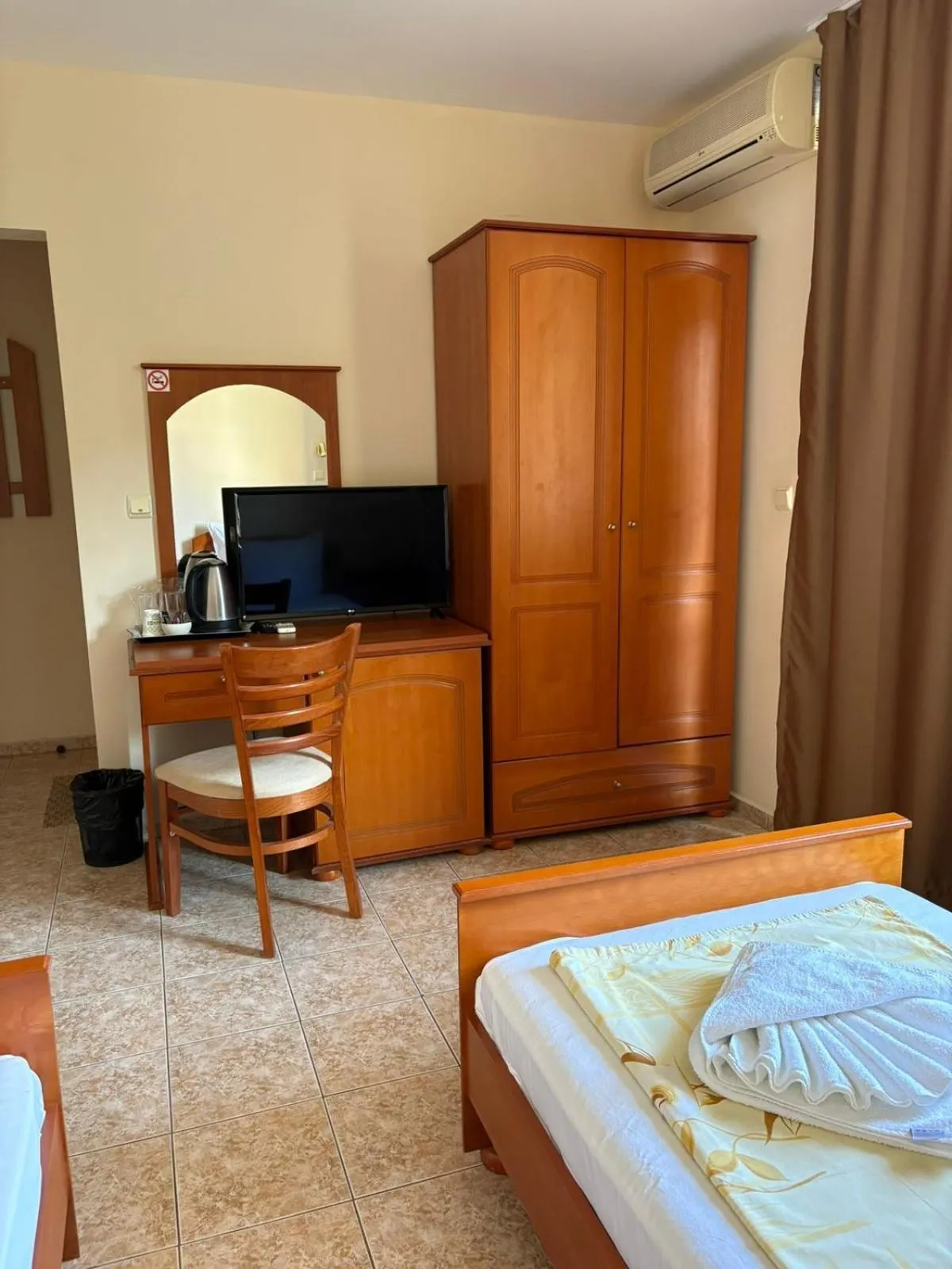 Coffee/tea facilities, Bed in Family Hotel Chris