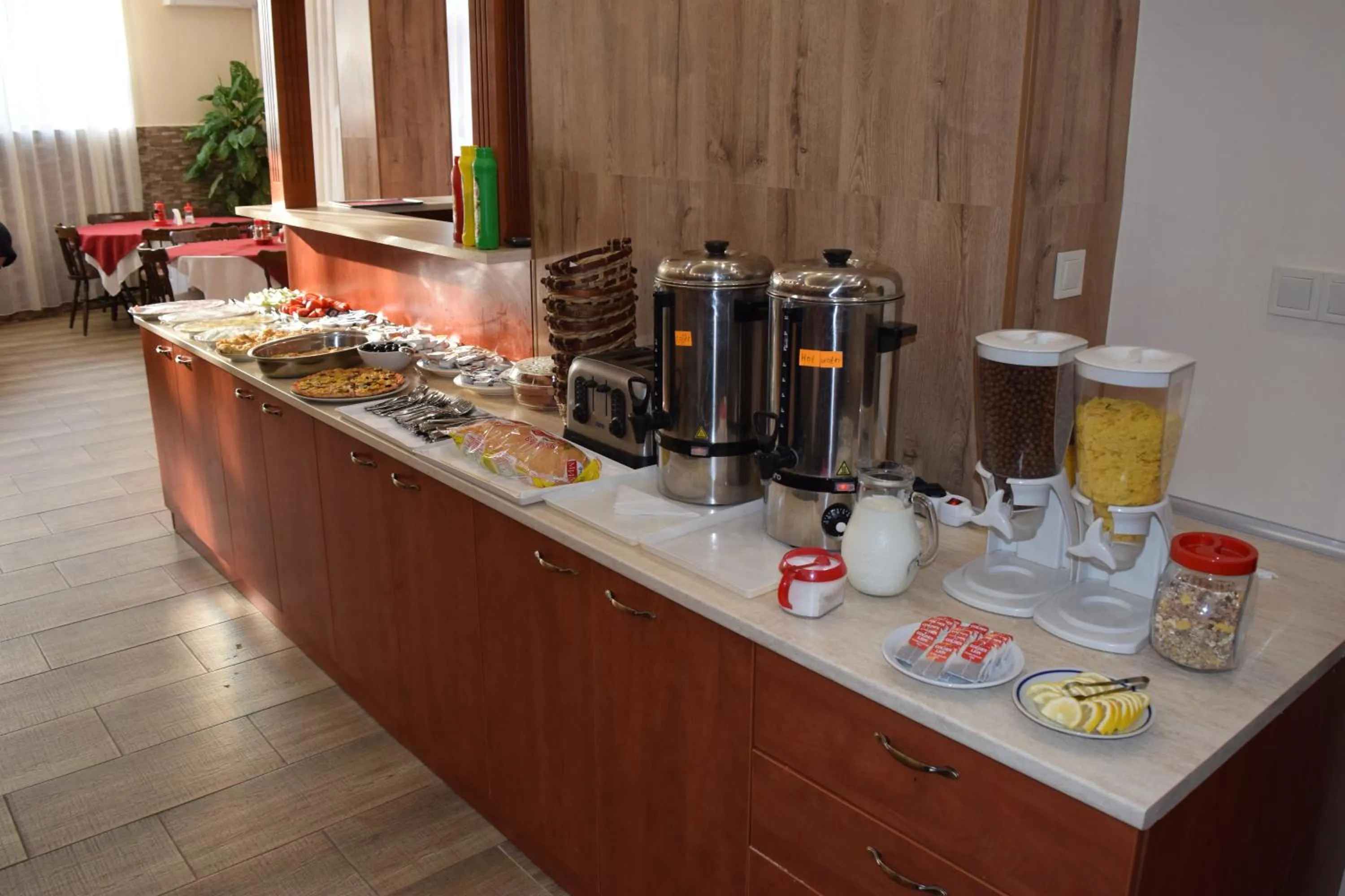 Restaurant/places to eat in Family Hotel Chris