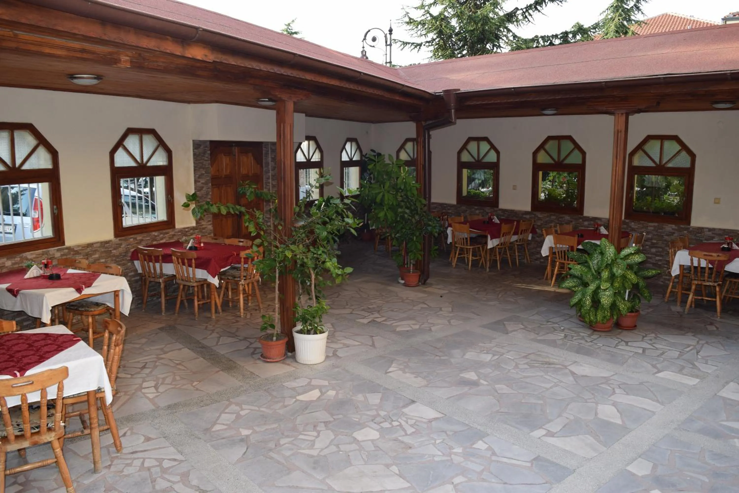 Restaurant/places to eat in Family Hotel Chris