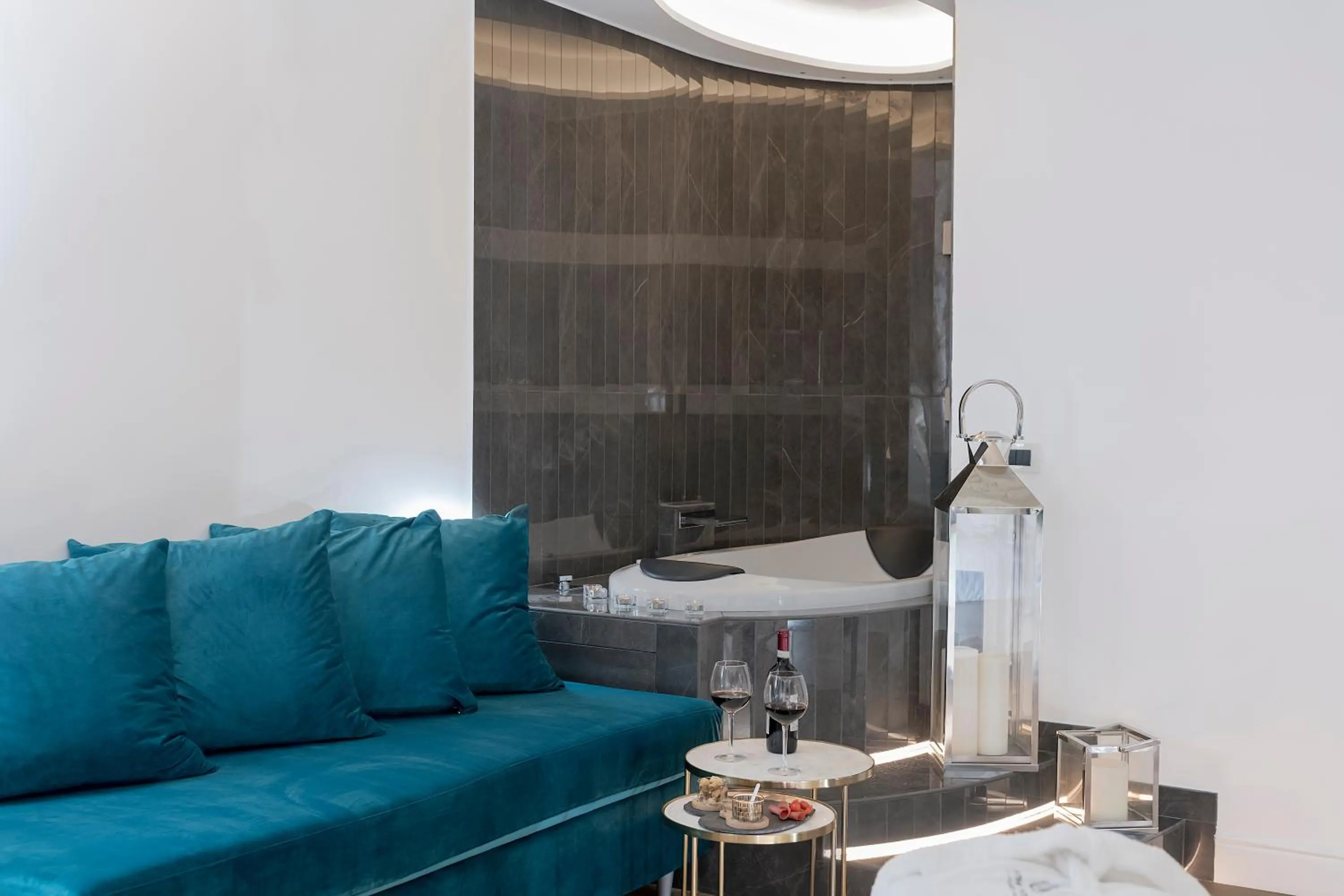 Hot Tub in Navona Style