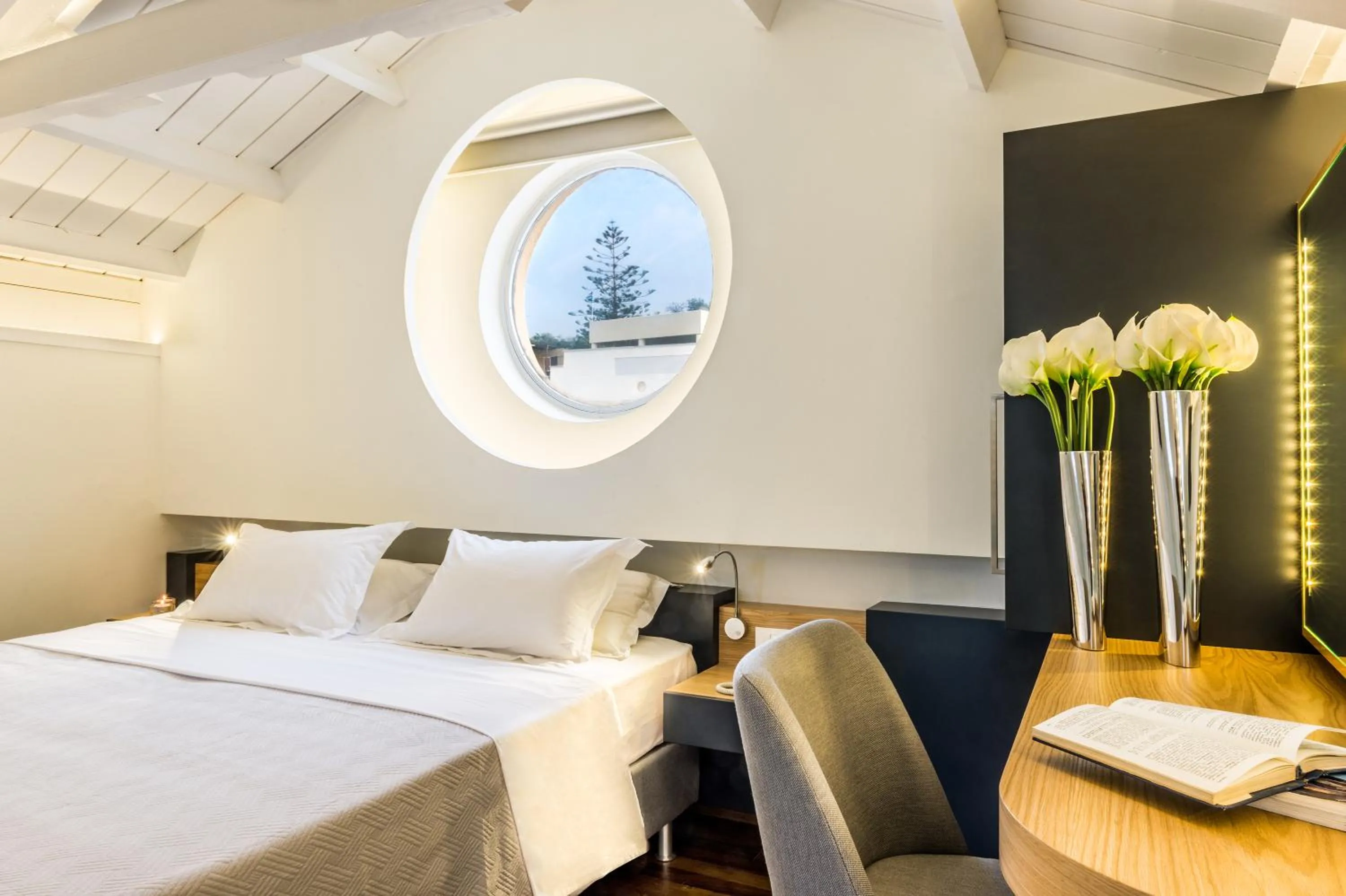 Seating area, Bed in Forum Suites