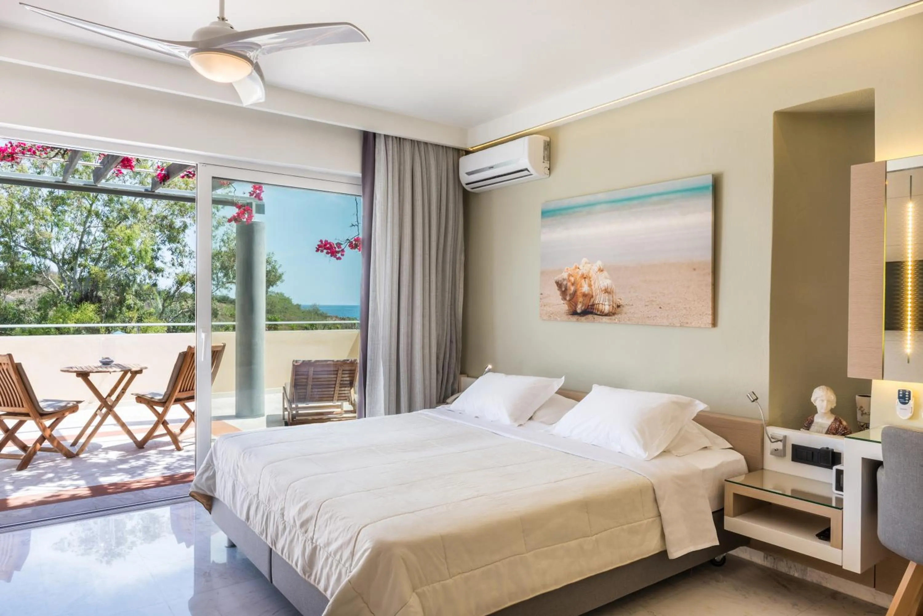 Balcony/Terrace, Bed in Forum Suites