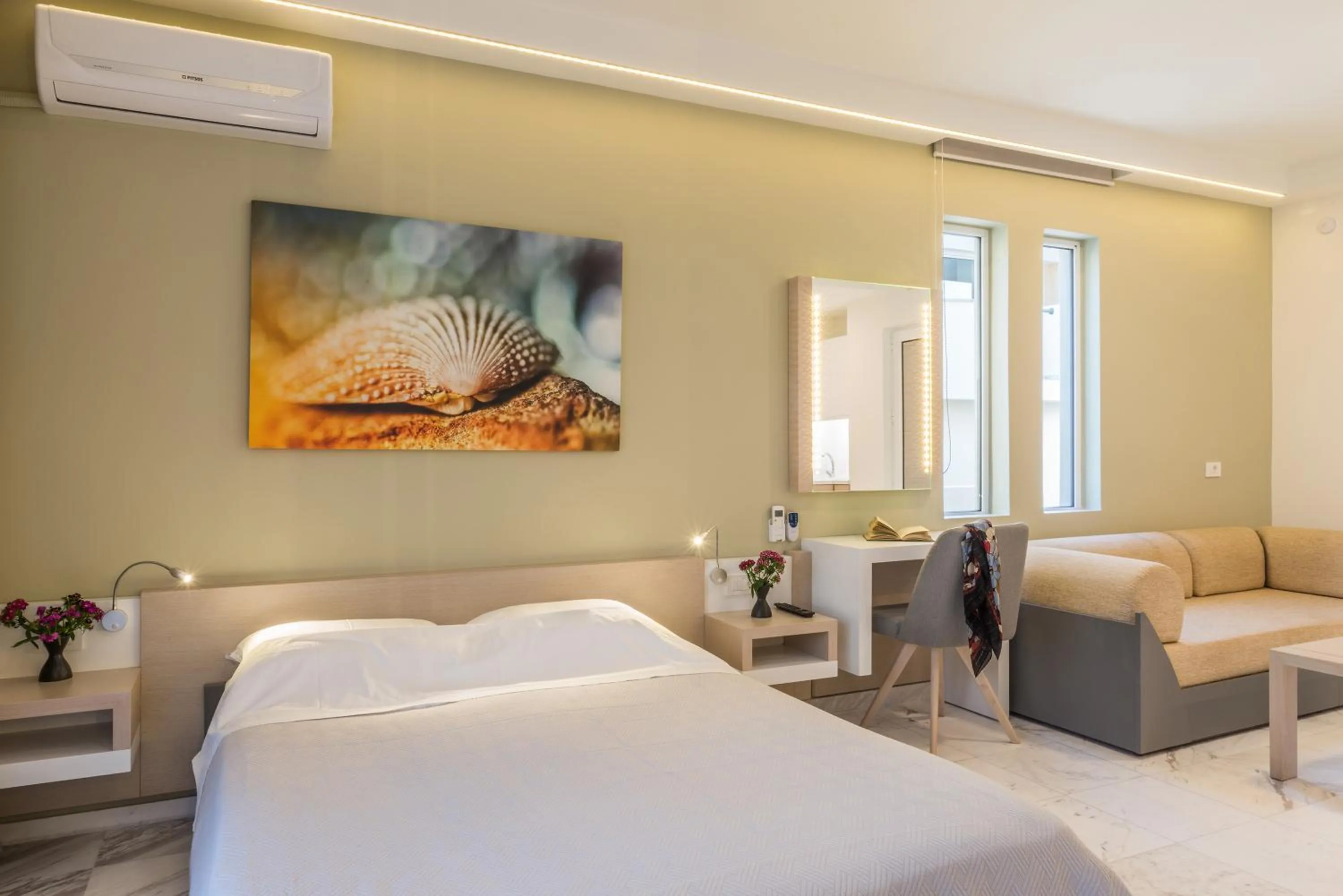 Bedroom, Bed in Forum Suites