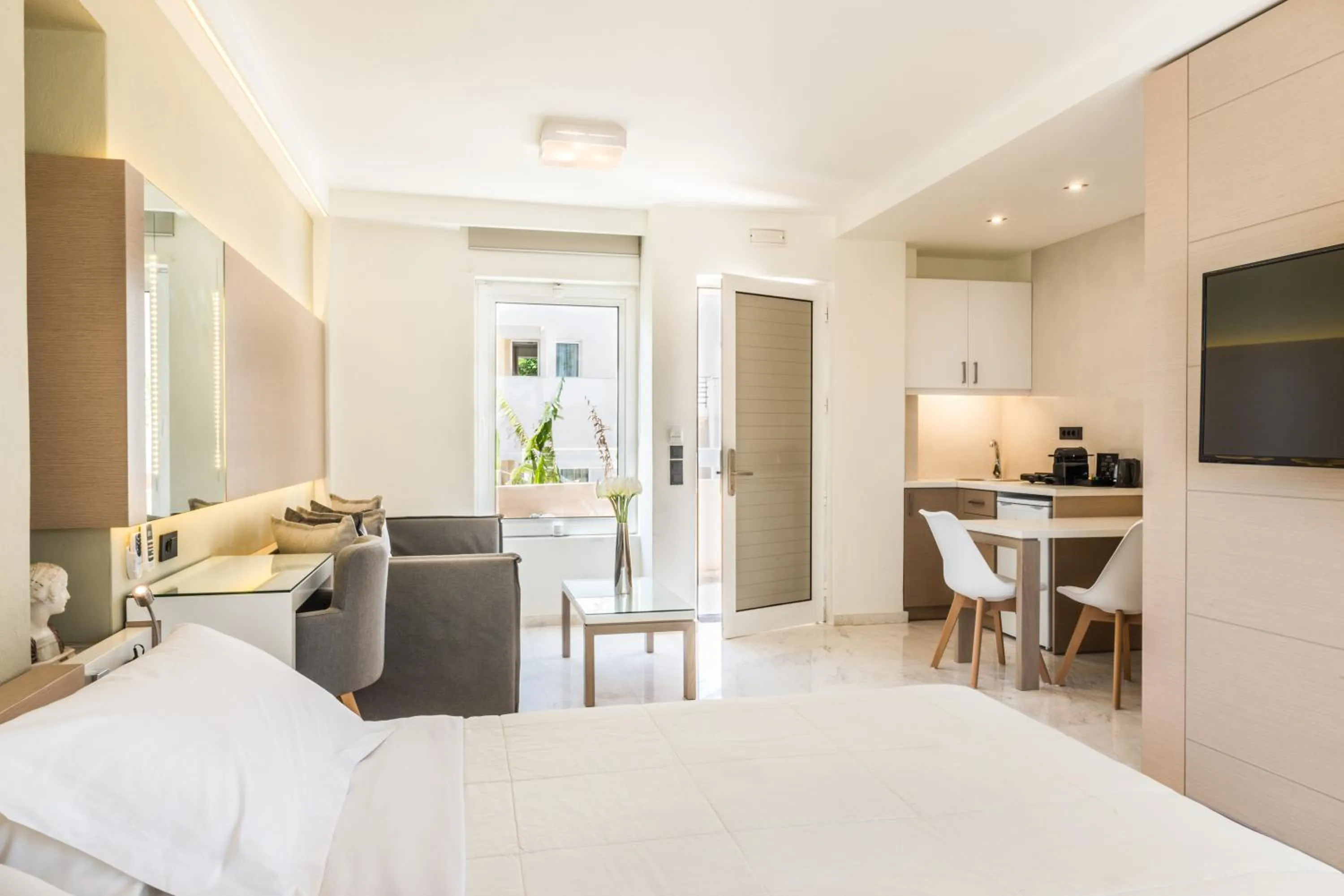 Photo of the whole room, Bed in Forum Suites